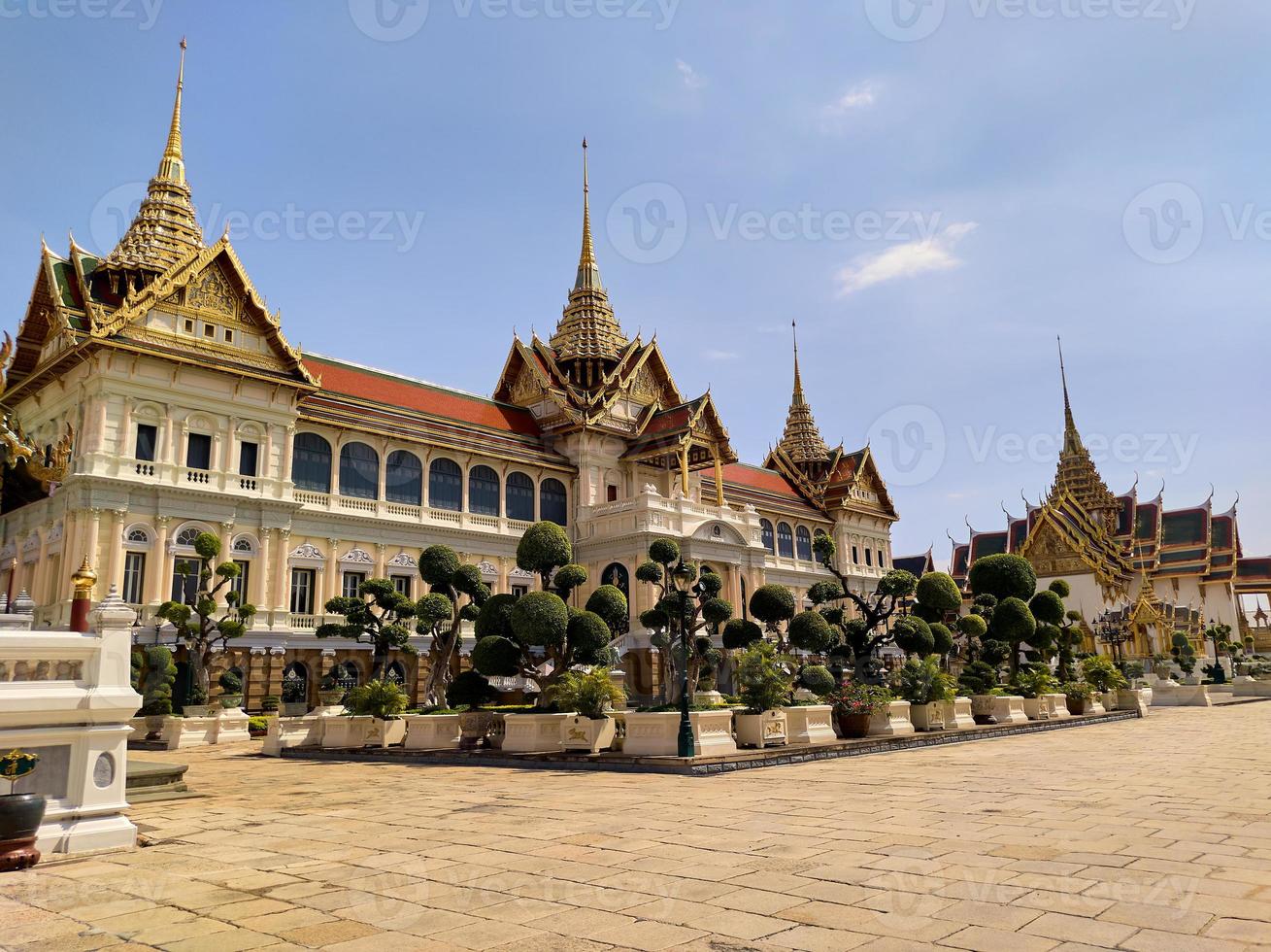 grand palace wat phra kaewtemple of the emerald buddhapunto di riferimento della thailandia in cui i turisti di tutto il mondo non mancano di visitare. foto