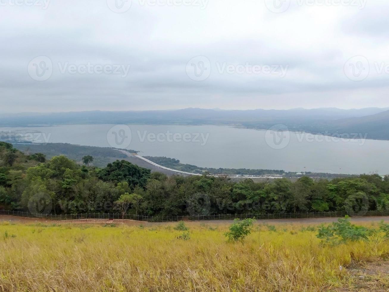 punto di vista della diga di lamtakong nakhon ratchasima thailand foto