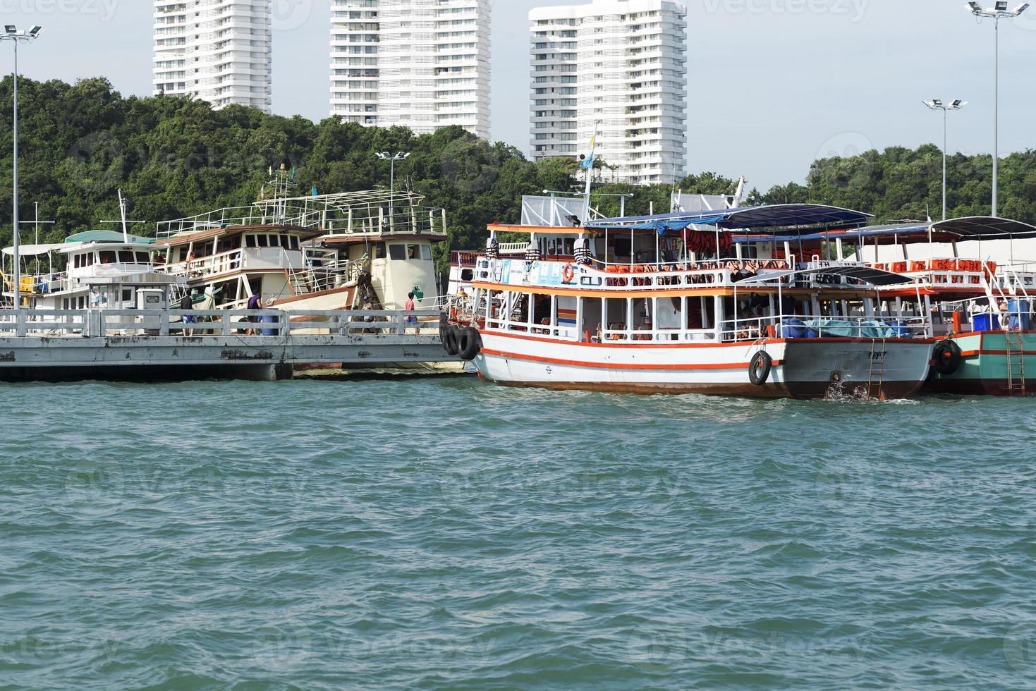 parcheggio pescherecci sull'isola in thailandia. foto