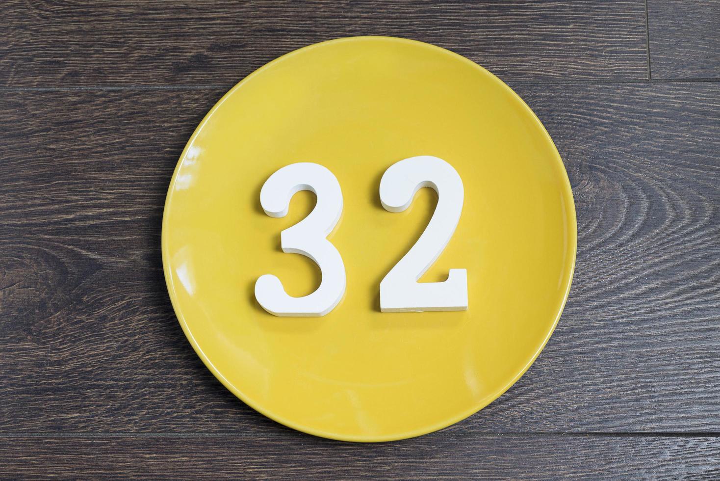 il numero trentadue sulla targa gialla. foto