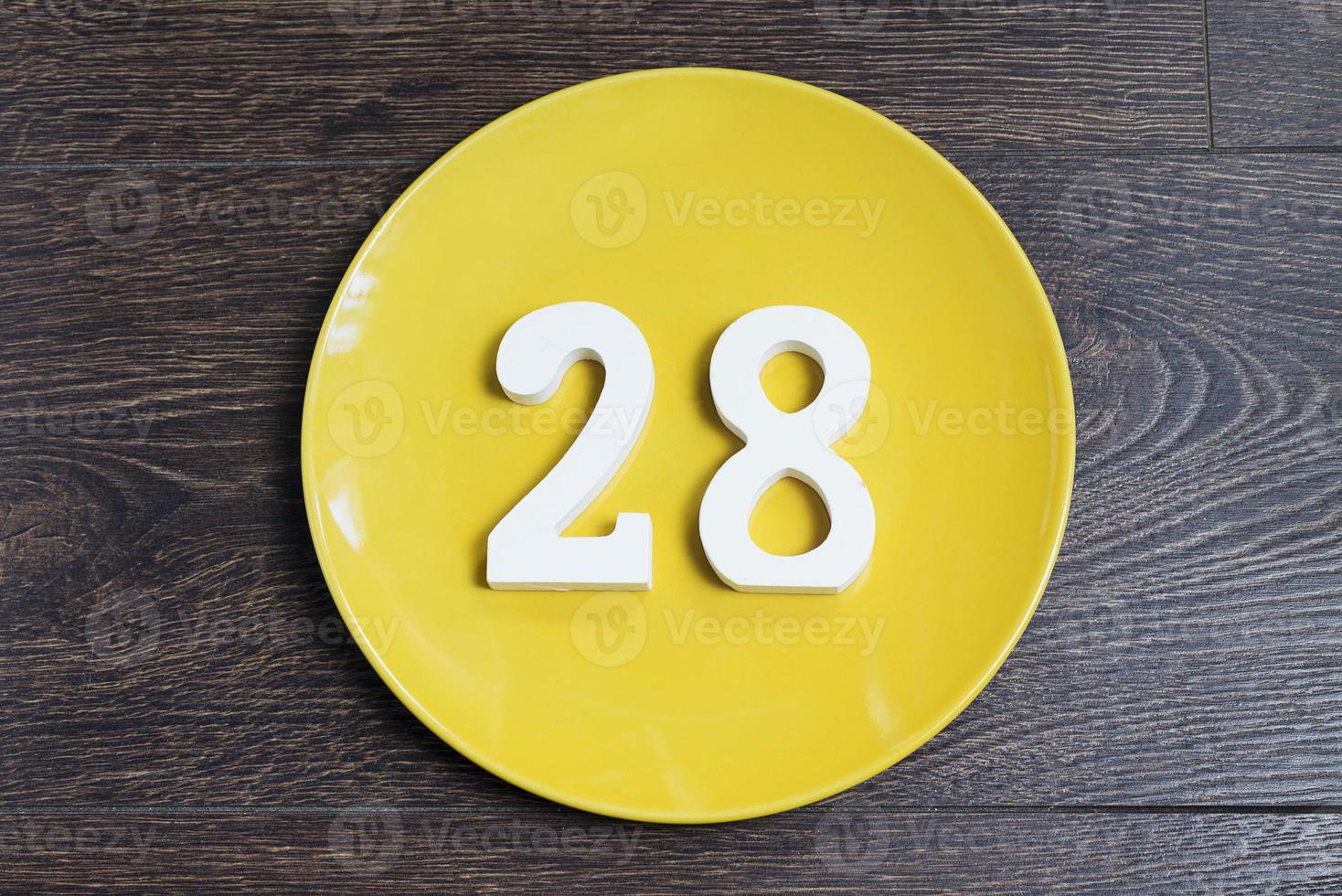 figura ventotto sul piatto giallo. foto