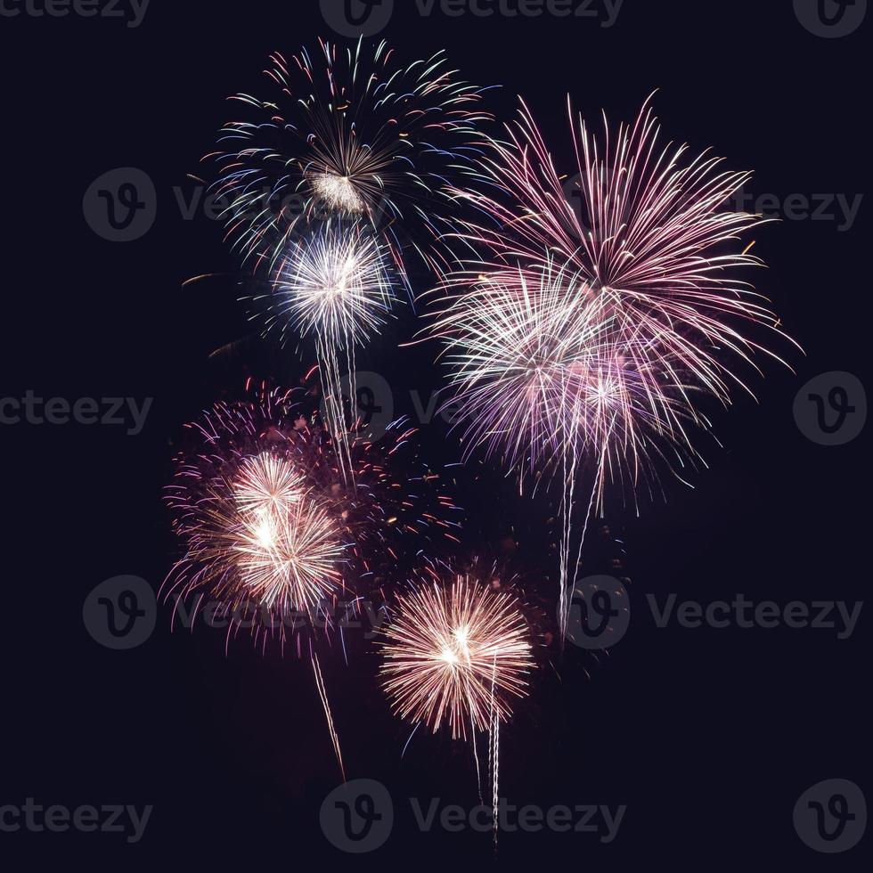fuochi d'artificio con sagome belle vacanze.nuovo anno fuochi d'artificio congratulazioni e festeggiare il nuovo anno. foto
