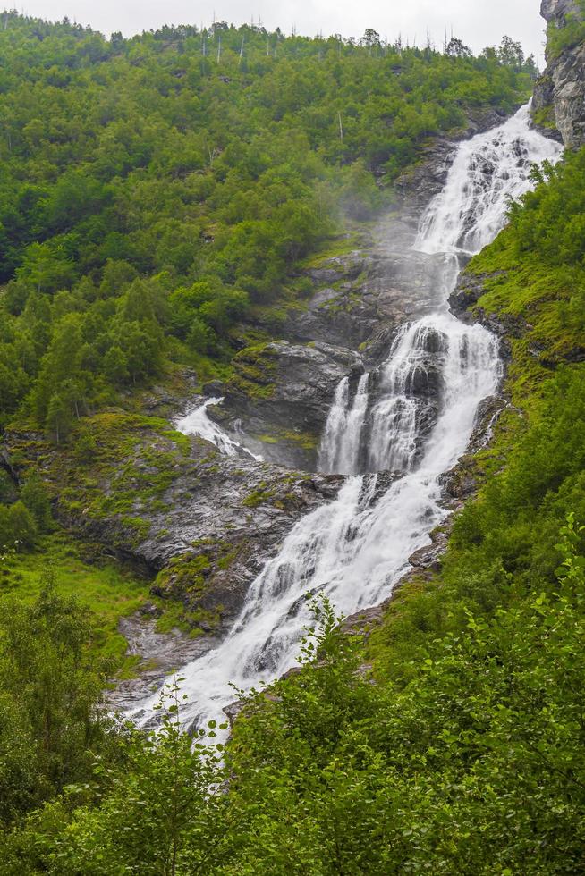 bella cascata hjellefossen utladalen ovre ardal norvegia. paesaggi più belli. foto