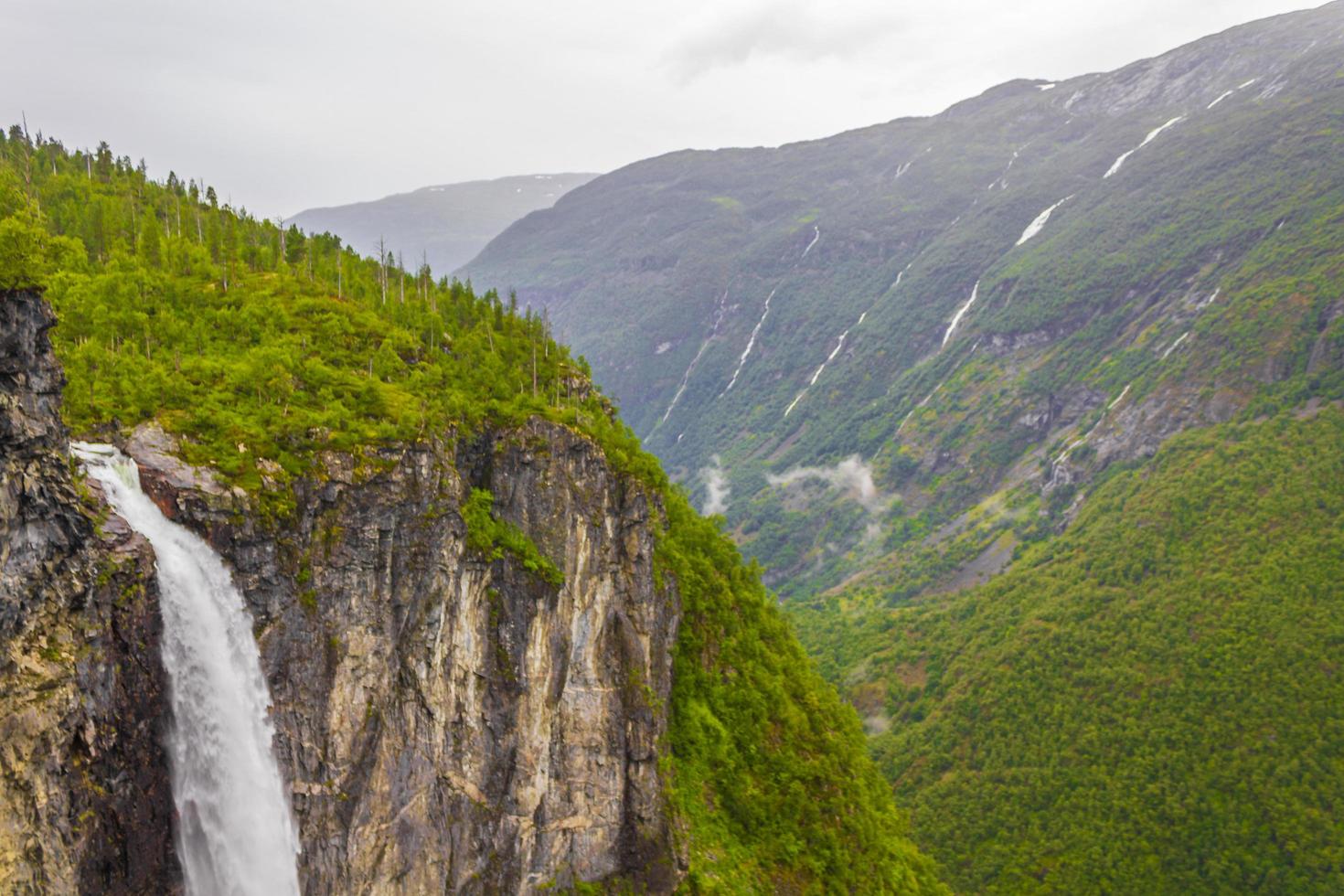 incredibile cascata più alta vettisfossen utladalen norvegia più bei paesaggi norvegesi. foto