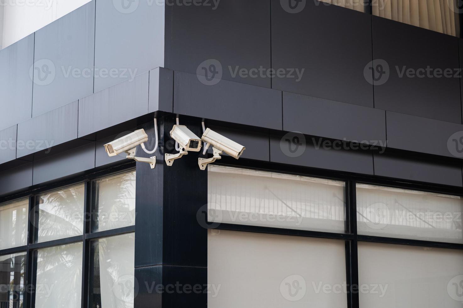telecamera di sorveglianza di sicurezza cctv sul muro dell'ufficio foto