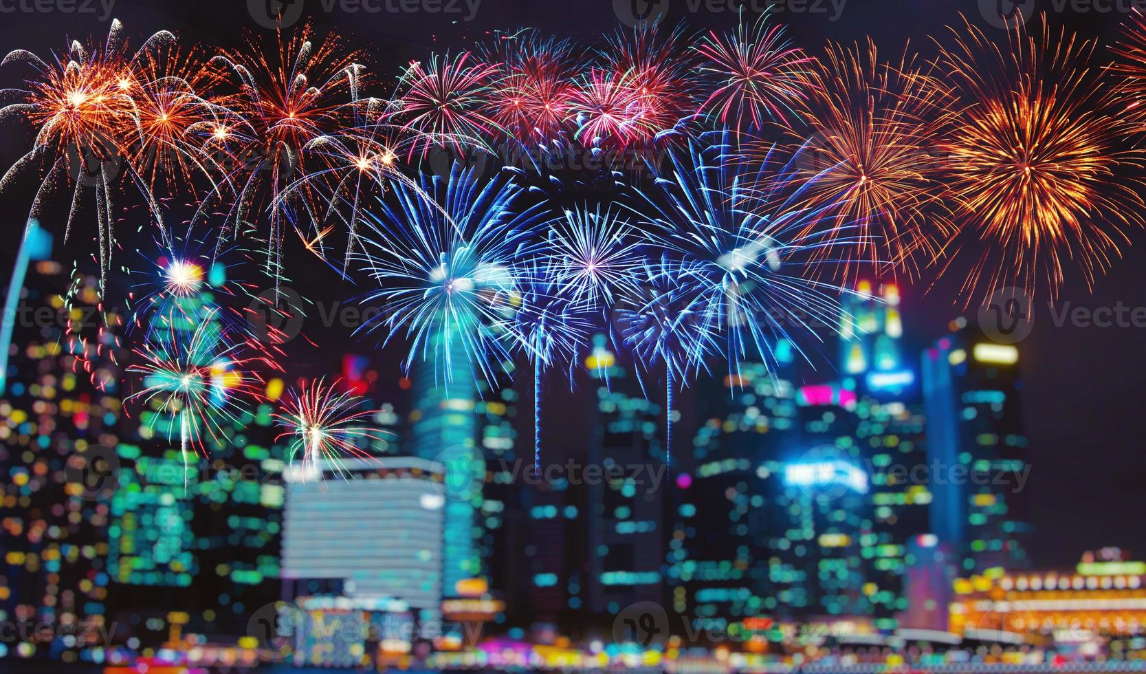 fuochi d'artificio colorati astratti sul cielo scuro. concetto di celebrazione e anniversario foto
