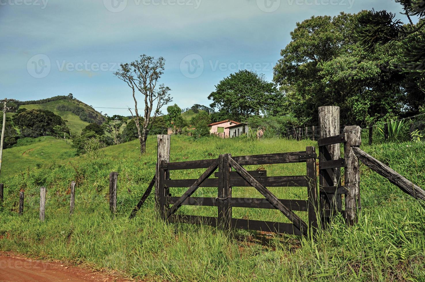 vista dell'ingresso della fattoria a parte una strada rurale foto