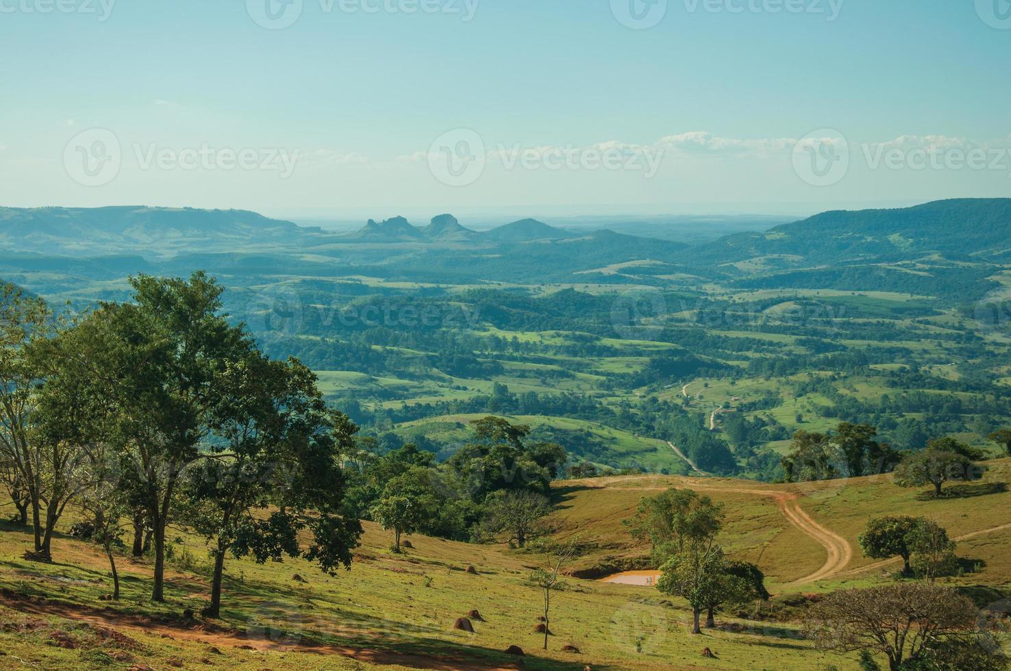 pardinho, brasile - 31 maggio 2018. vista di prati e alberi in una verde vallata con paesaggio montuoso, in una giornata di sole vicino a pardinho. un piccolo villaggio rurale nella campagna dello stato di san paolo. foto