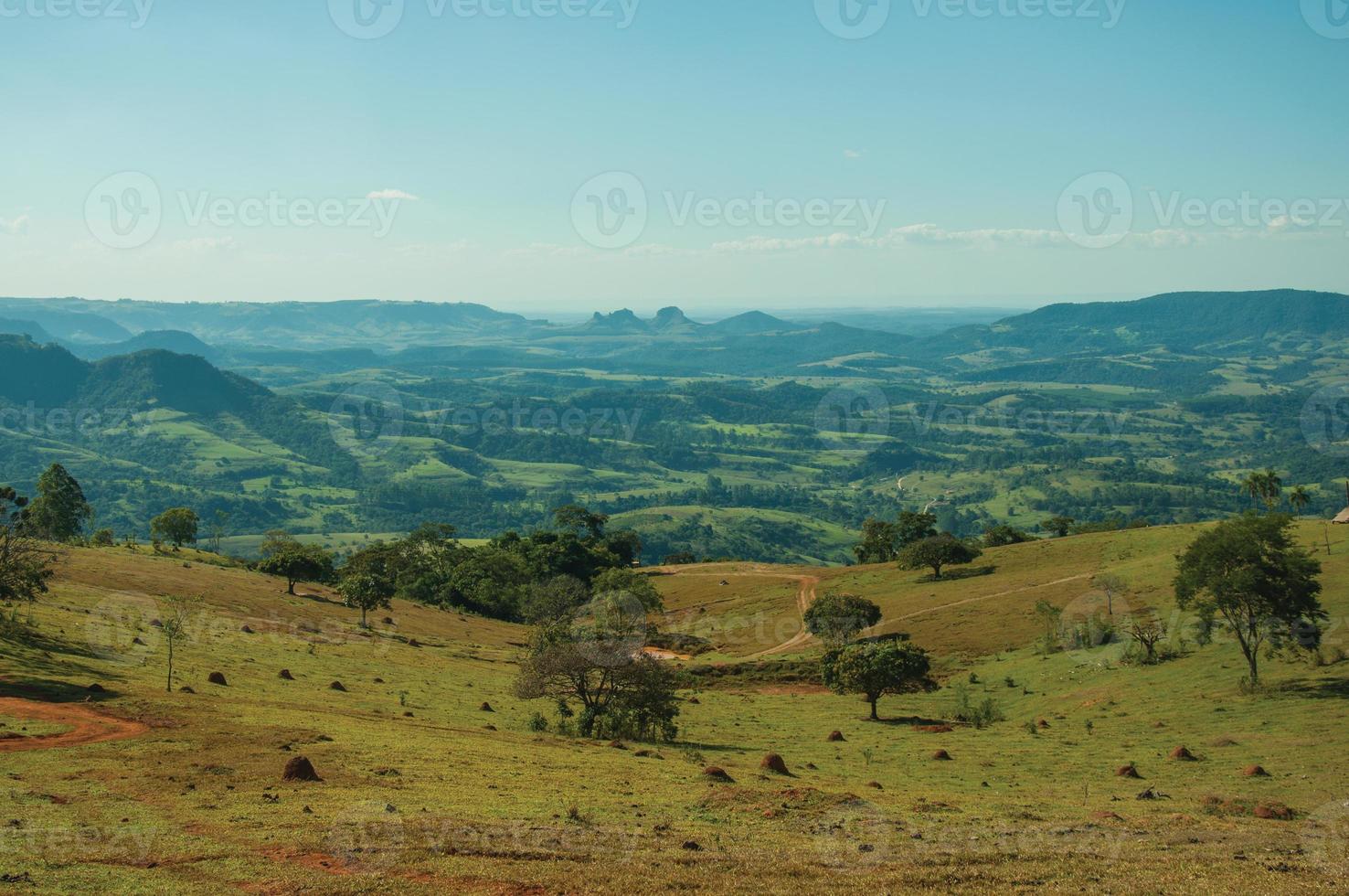 pardinho, brasile - 31 maggio 2018. vista di prati e alberi in una verde vallata con paesaggio montuoso, in una giornata di sole vicino a pardinho. un piccolo villaggio rurale nella campagna dello stato di san paolo. foto