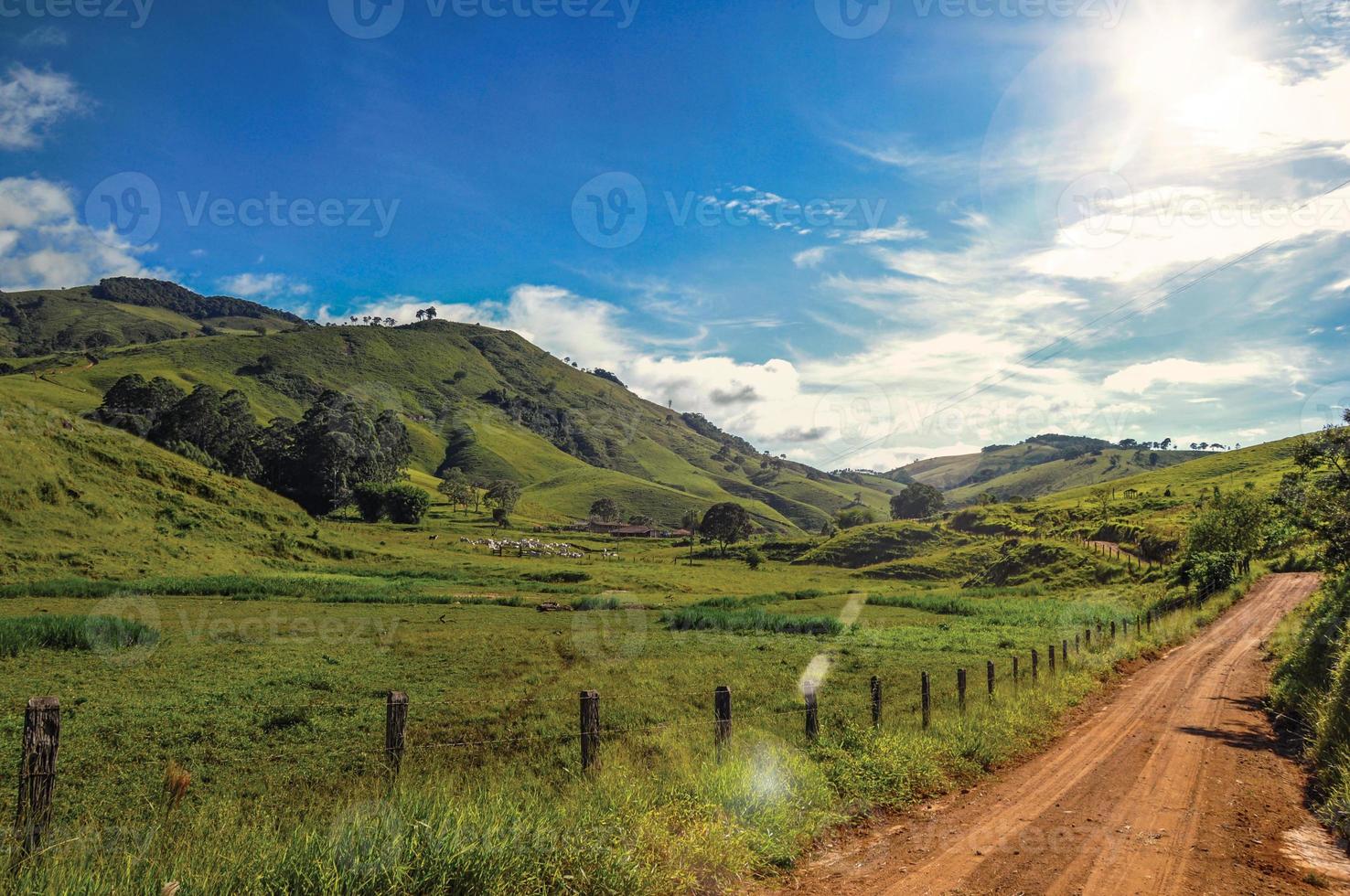 vista della strada rurale vicino alle verdi colline vicino alla città di Joanopolis. nella campagna dello stato di san paolo, regione ricca di prodotti agricoli e zootecnici, sud-ovest del brasile. foto