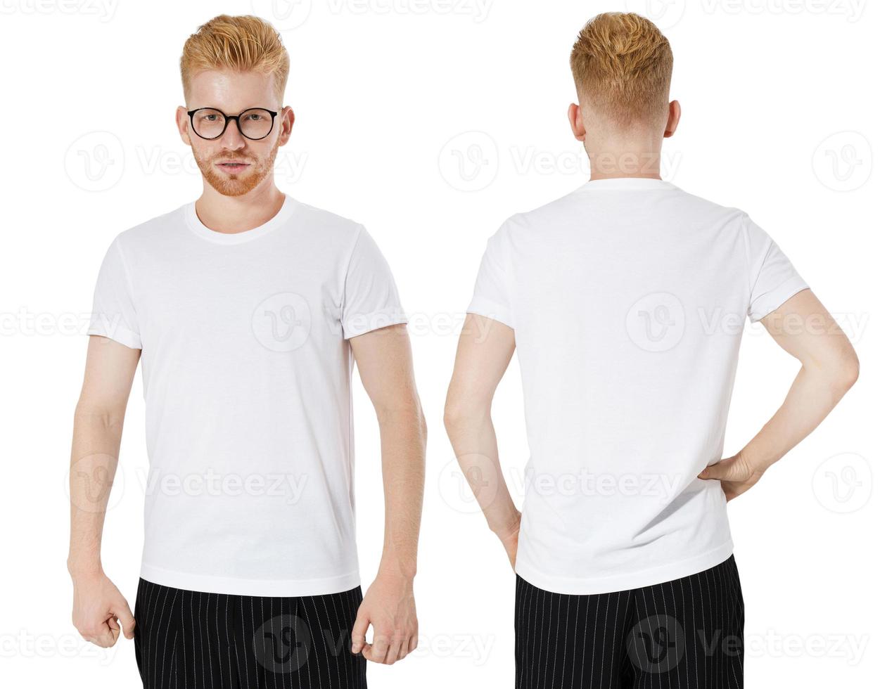 un uomo con gli occhiali in una maglietta bianca pulita e vuota. isolato su sfondo bianco. tshirt mockup copyspace foto