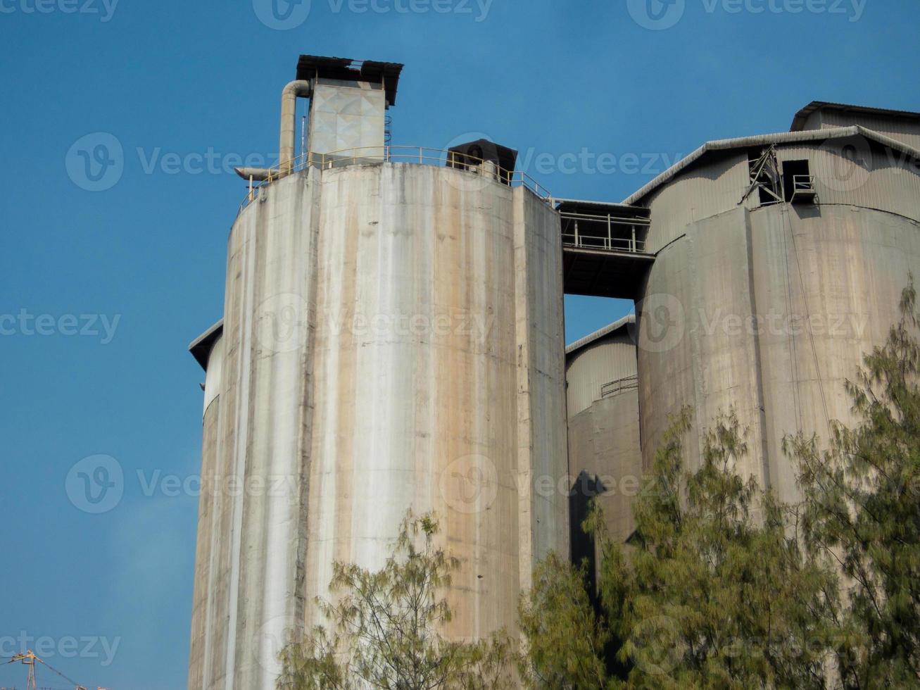 silos cilindrici alti nel cielo dietro il cielo. foto