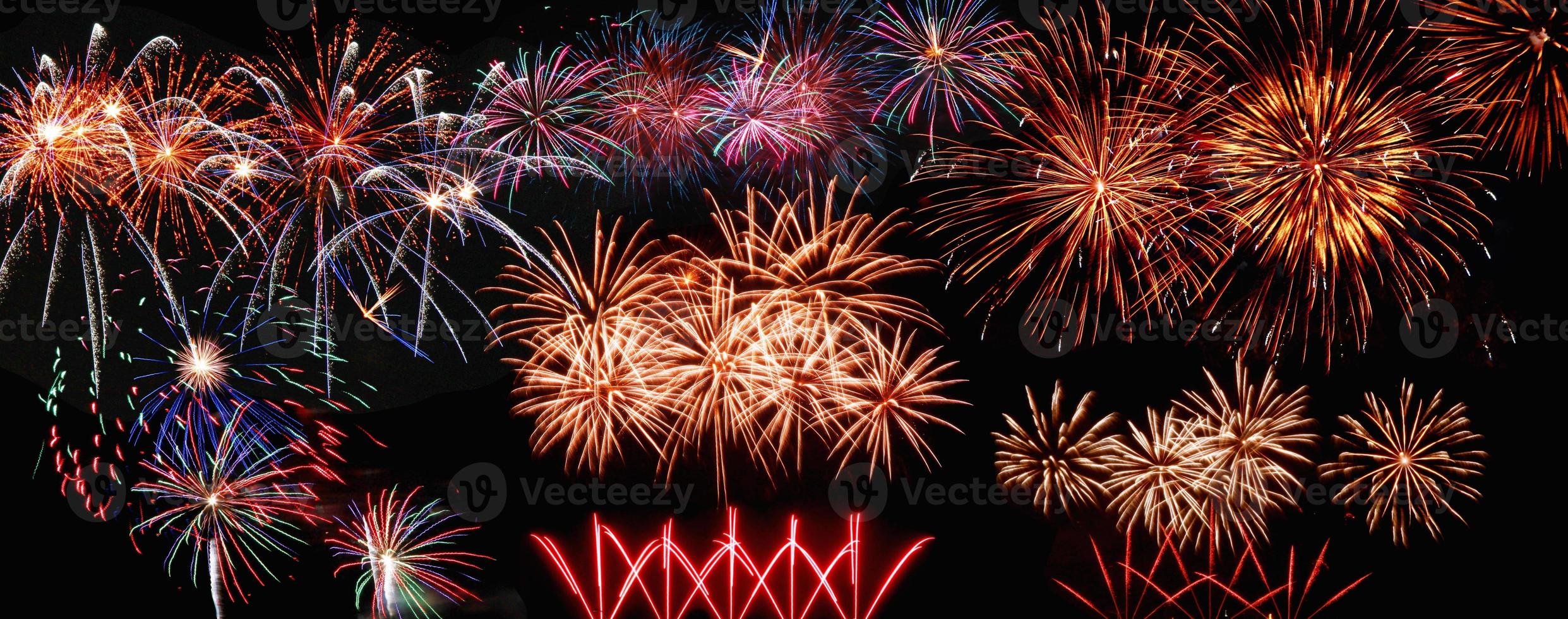 fuochi d'artificio colorati astratti sul cielo scuro. concetto di celebrazione e anniversario foto