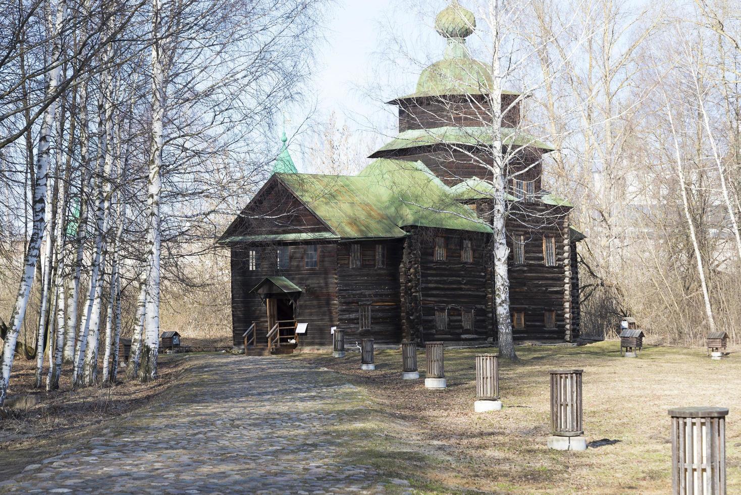 vecchia chiesa in legno con tetto verde. foto