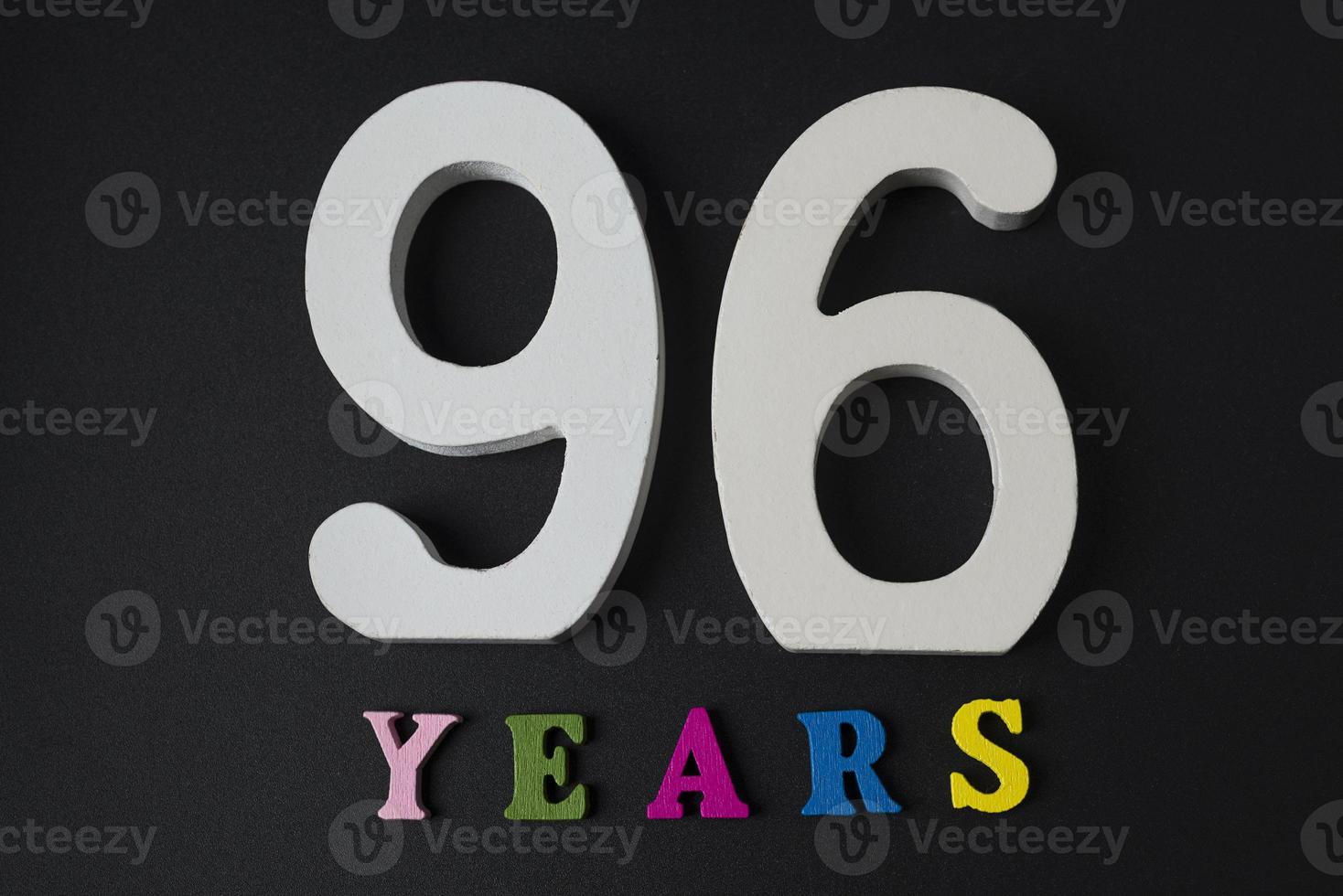 lettere e numeri novantasei anni su sfondo nero. foto