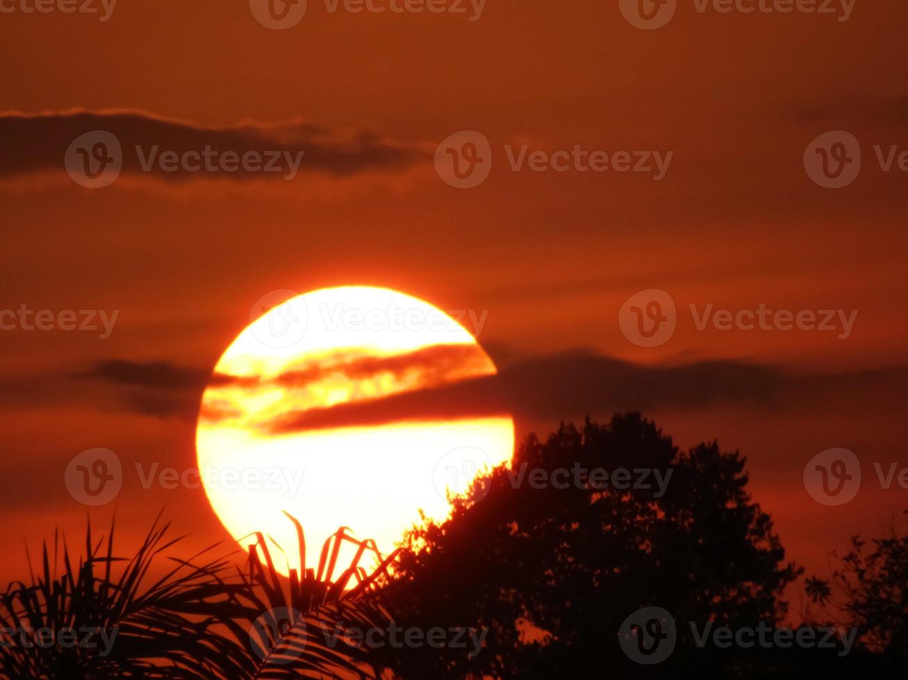 bellissima foto del tramonto del sole rosso nello smog