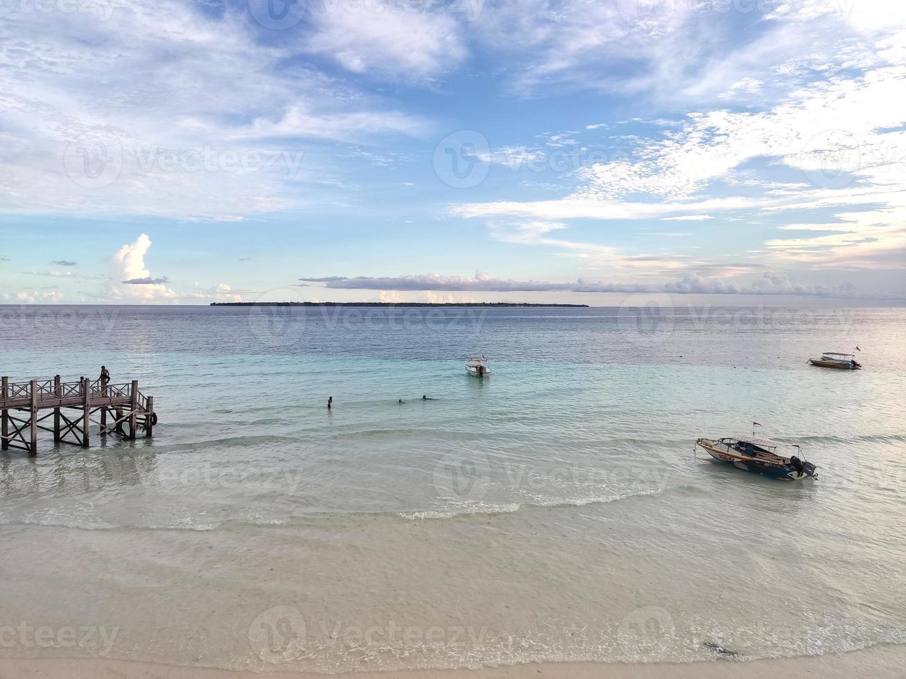 tour della spiaggia di sabbia bianca a sulawesi indonesia foto