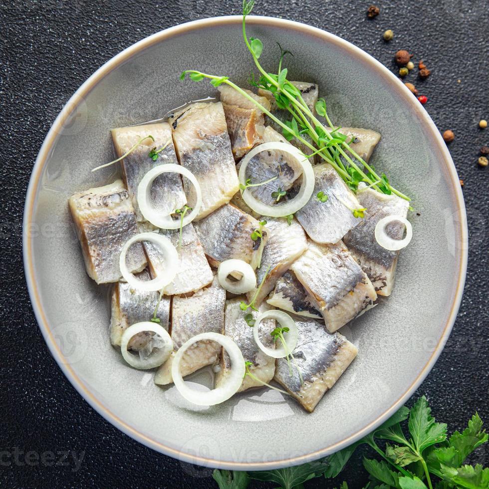 fetta di aringa pezzi di pesce con cipolla frutti di mare pasto sano dieta pescetarian foto