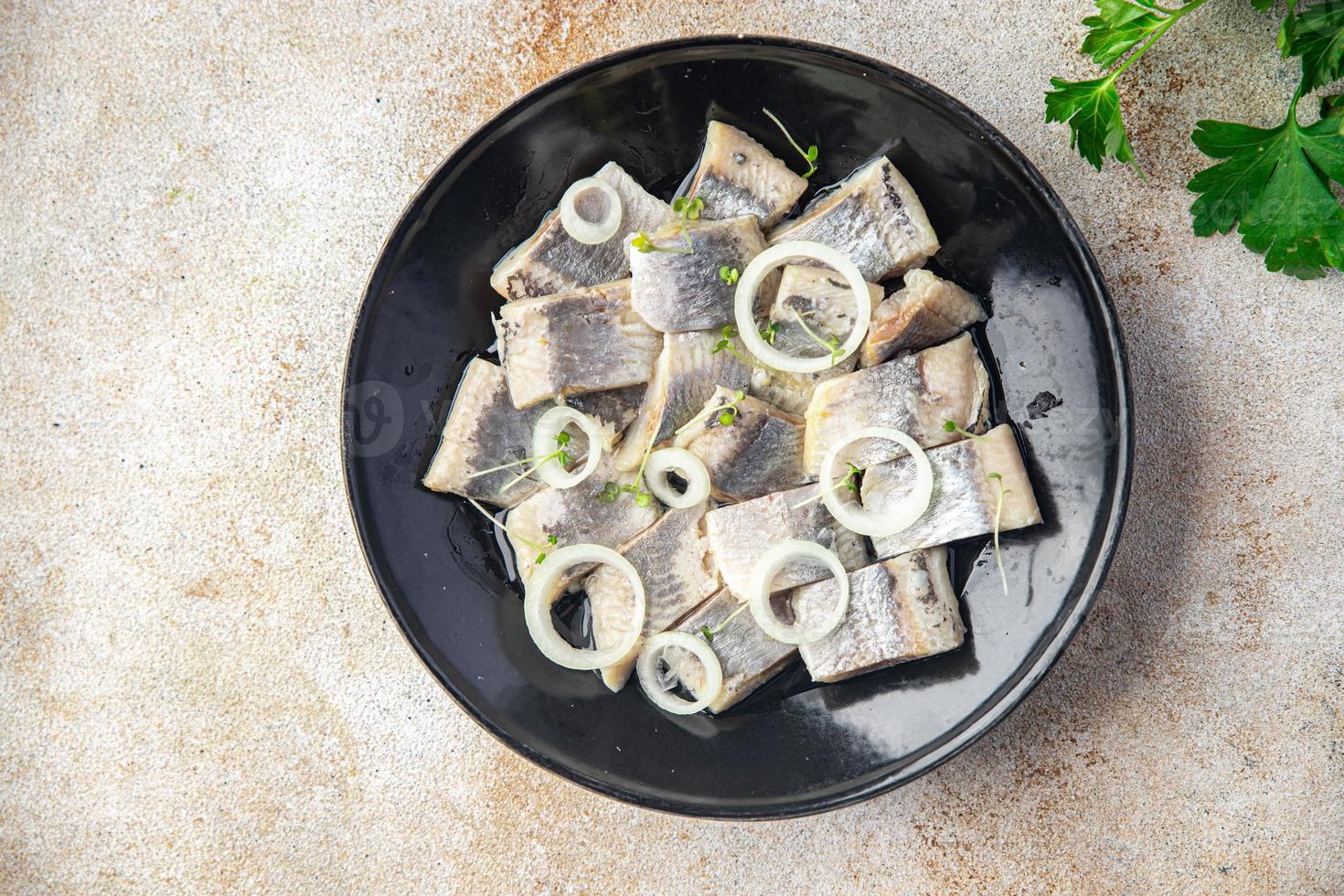 fetta di aringa pezzi di pesce con cipolla frutti di mare pasto sano dieta pescetarian foto