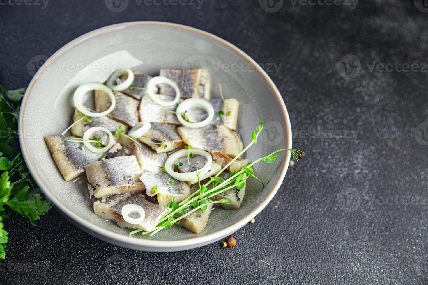 fetta di aringa pezzi di pesce con cipolla frutti di mare pasto sano dieta pescetarian foto