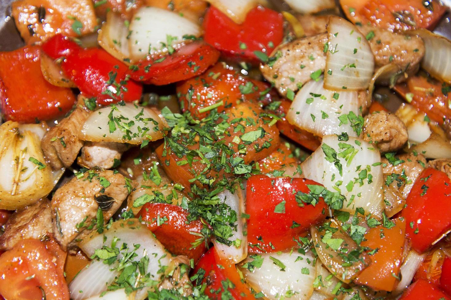 gulasch di manzo, cipolle e pomodori. foto