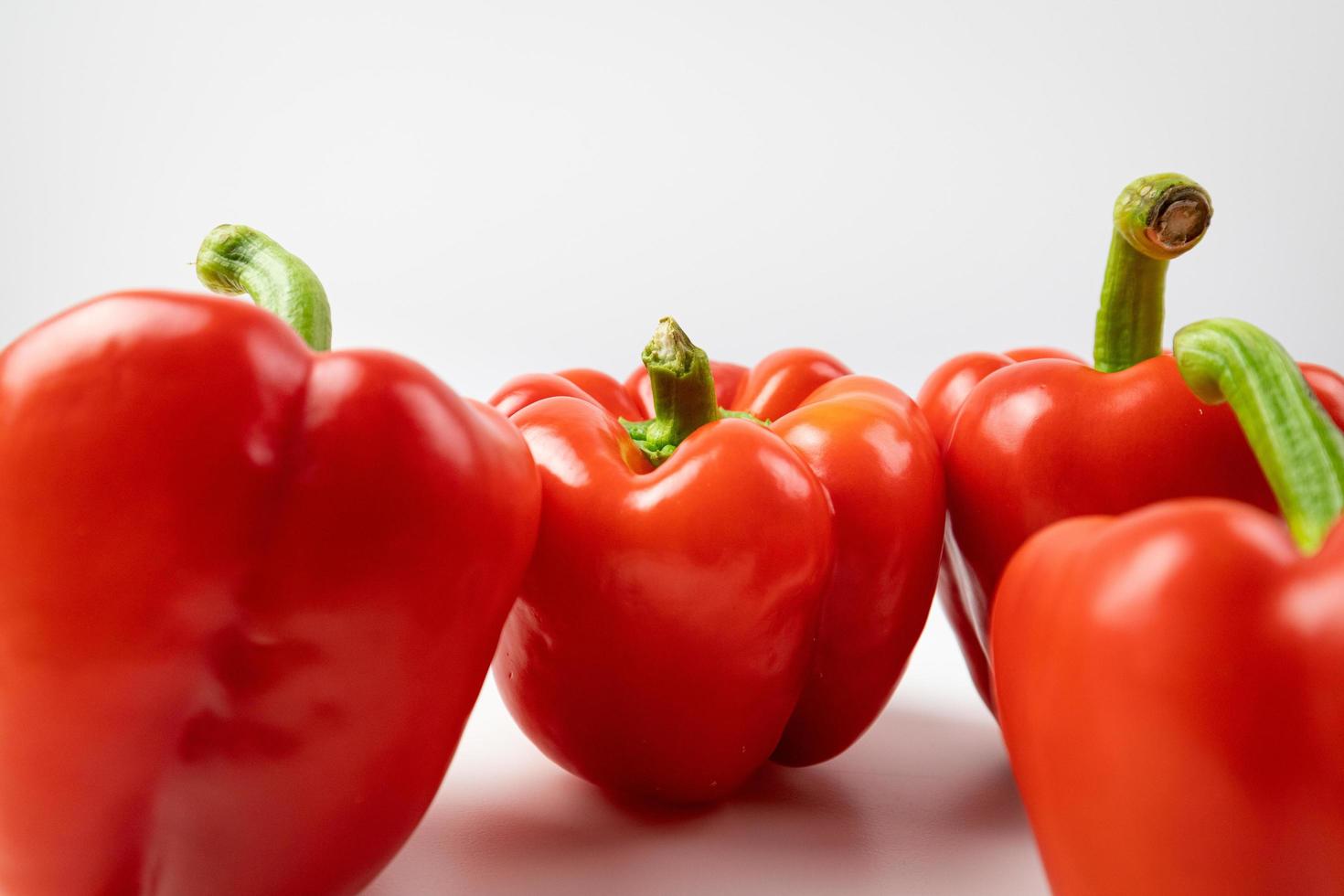 peperone rosso su sfondo bianco. verdure ricche di vitamine. foto