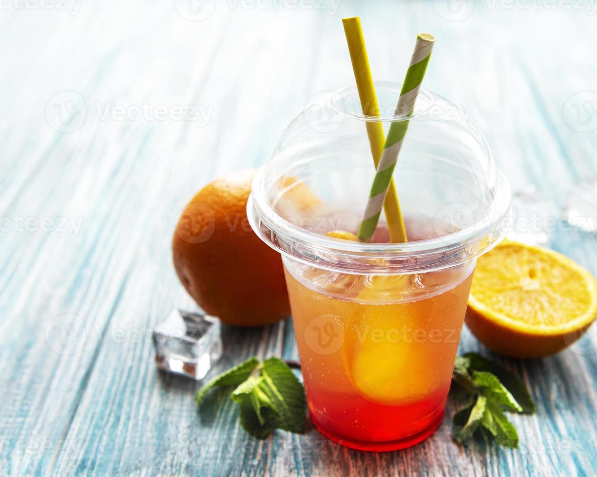 cocktail fresco con arancia e ghiaccio foto