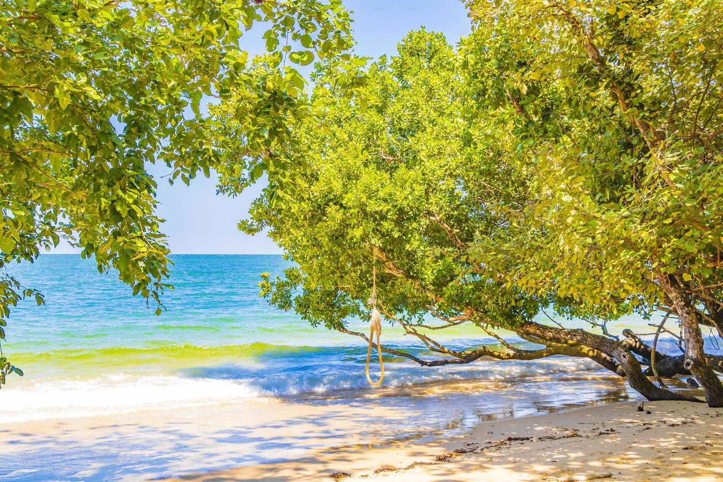 paradiso tropicale aow kwang peeb spiaggia isola di koh phayam thailandia. foto