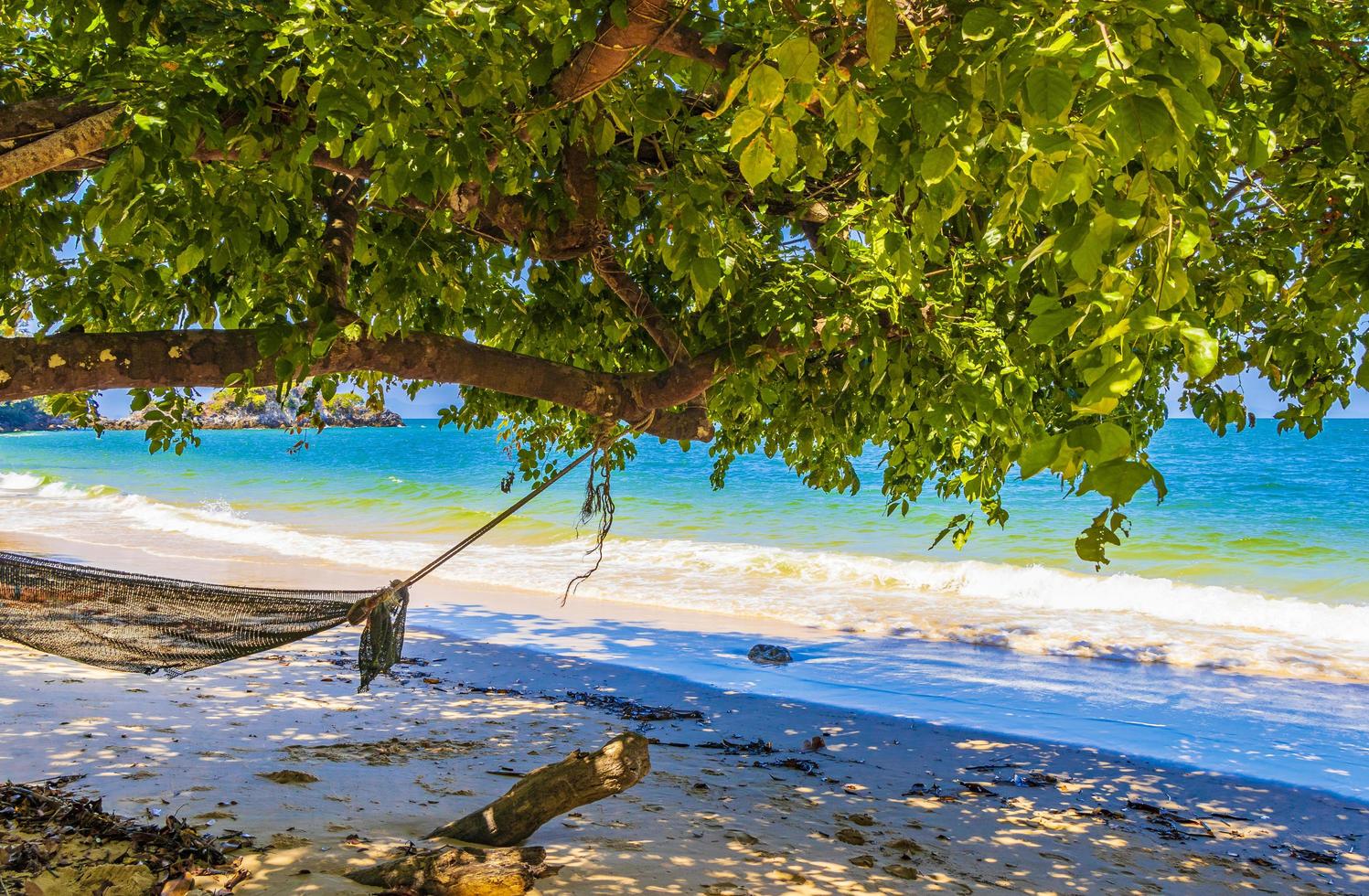 paradiso tropicale aow kwang peeb spiaggia isola di koh phayam thailandia. foto