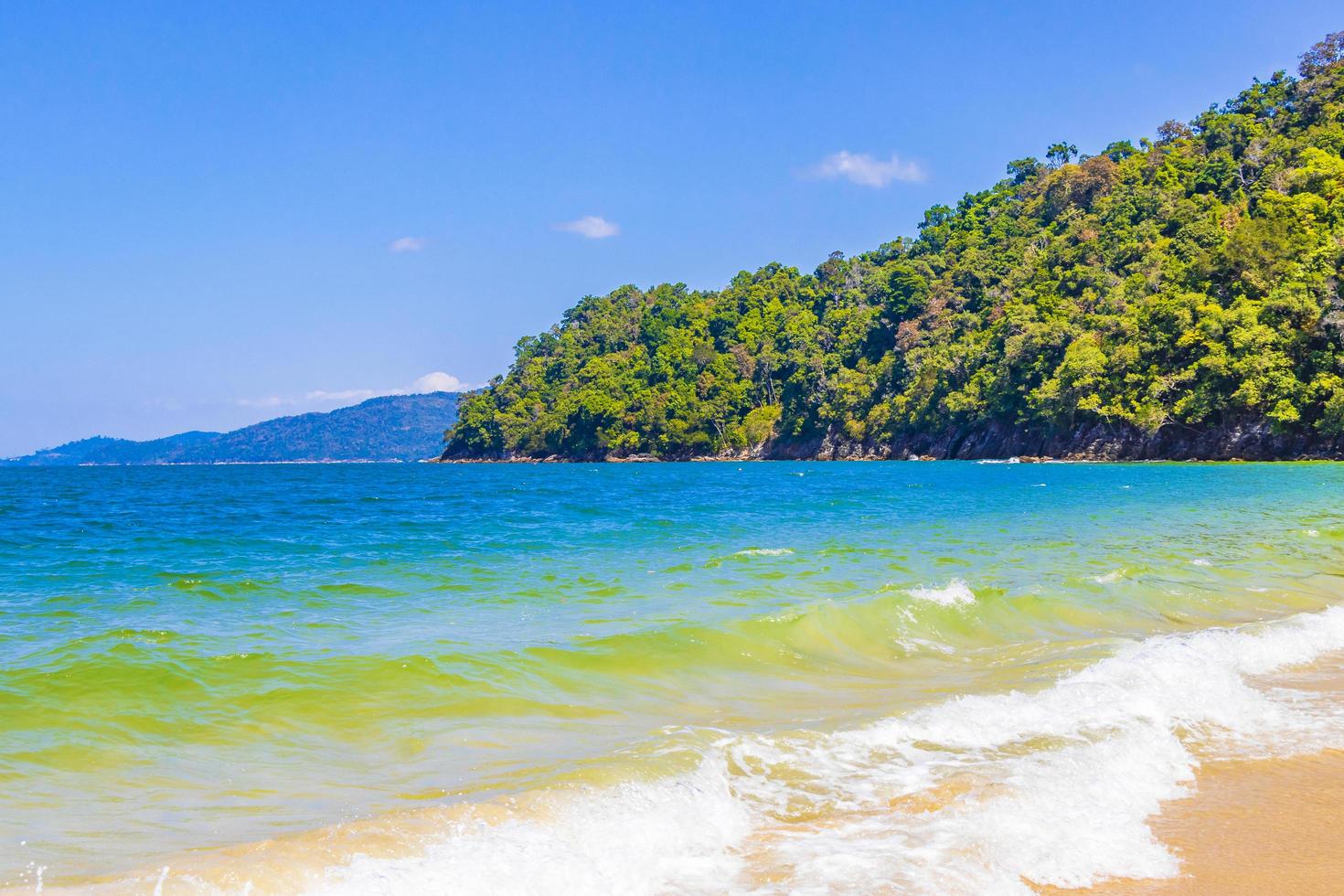 paradiso tropicale aow kwang peeb spiaggia isola di koh phayam thailandia. foto