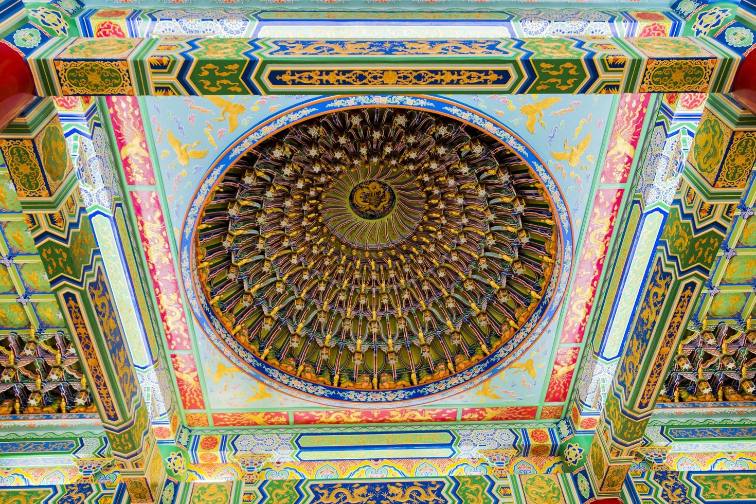 struttura del tetto asiatico del cerchio colorato, bella cupola del tetto, thean hou. foto