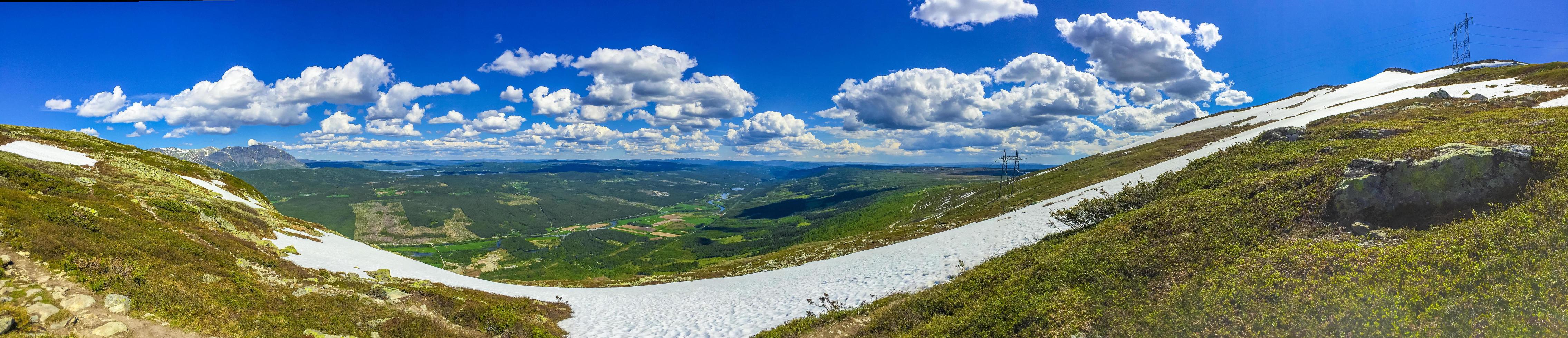 bellissimo panorama della valle Norvegia hemsedal hydalen con nevicato in montagna. foto