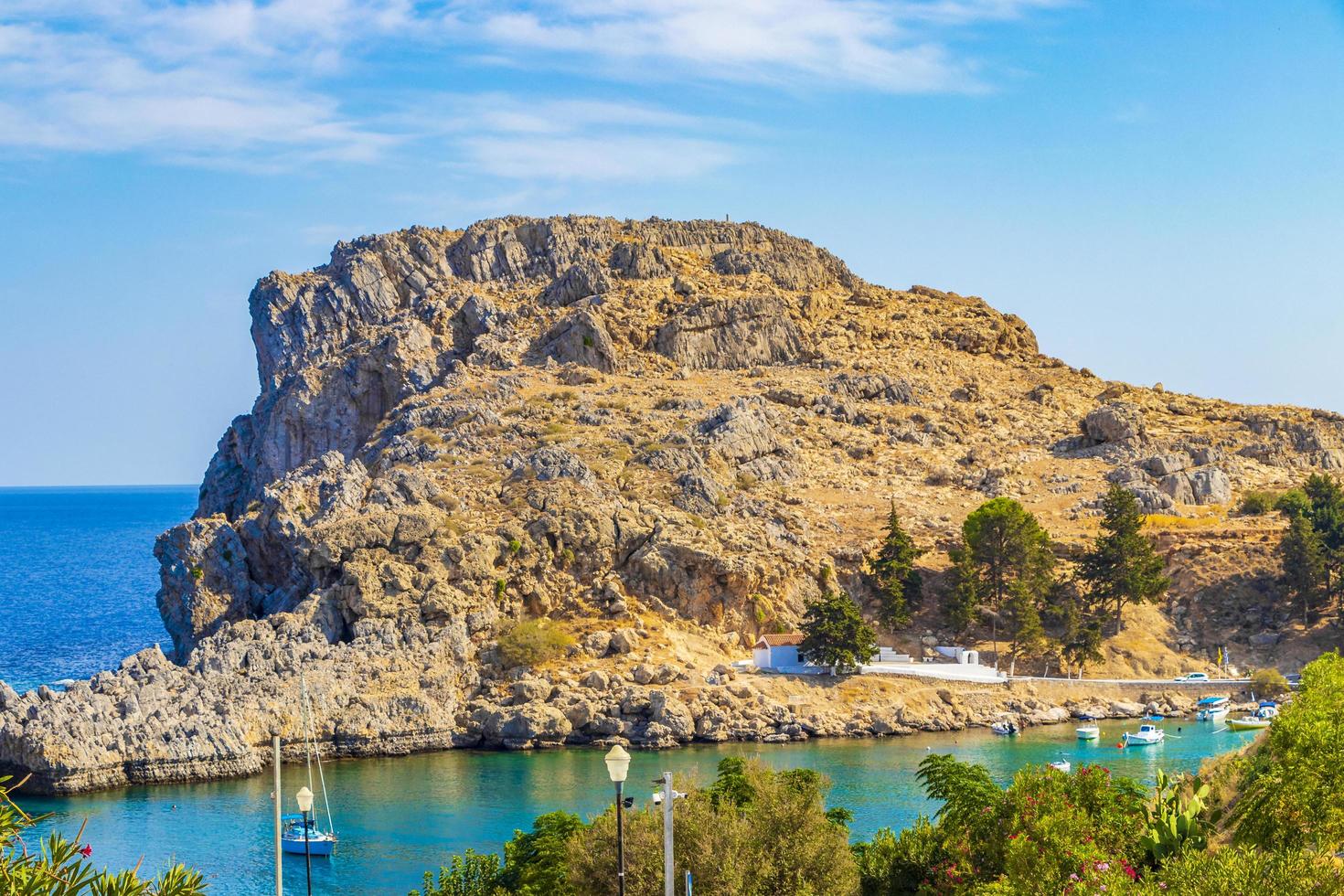 panorama della baia di st pauls con acqua limpida lindos rhodes grecia. foto