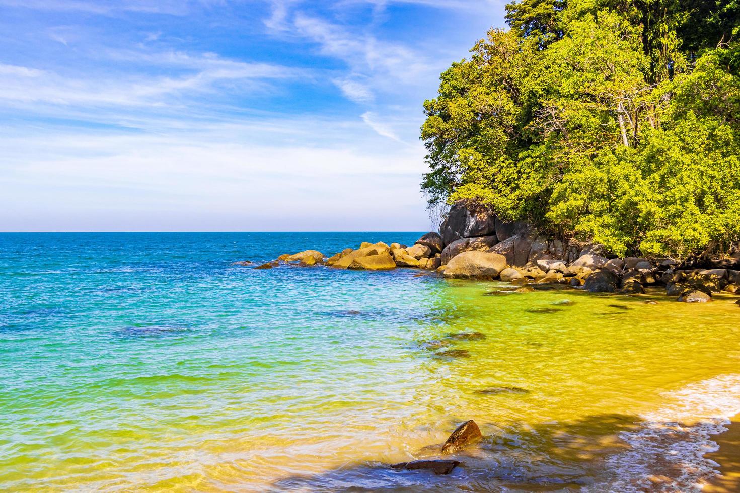 piccola spiaggia sabbiosa lamru nationalpark khao lak phang-nga thailandia. foto