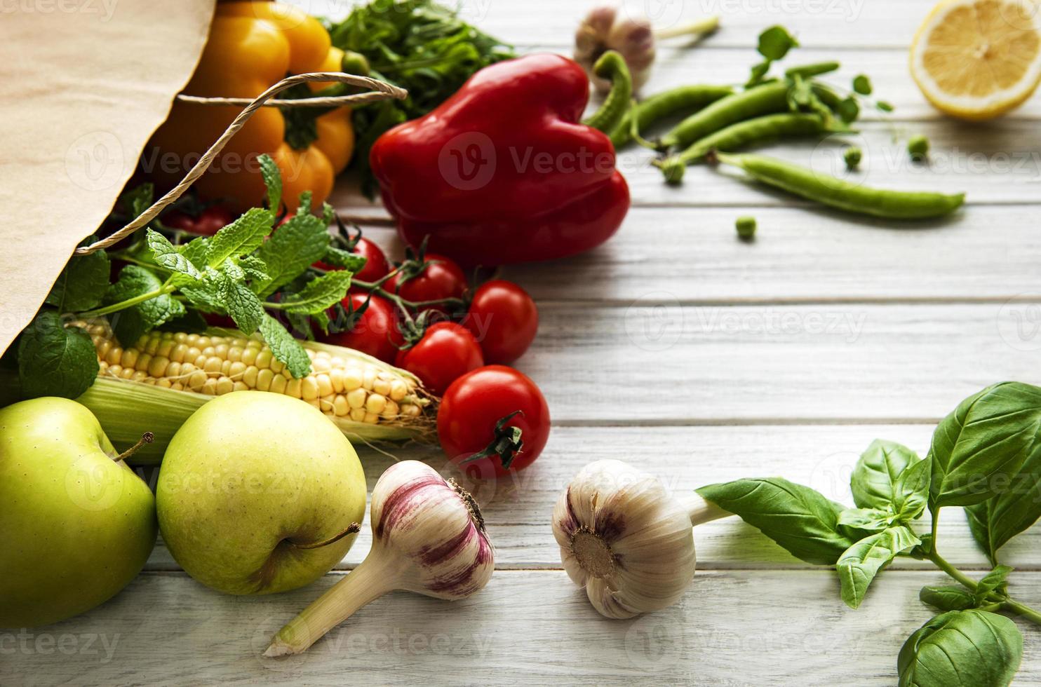 spesa alimentare a spreco zero. sacchetto di carta con frutta e verdura, ecologico, piatto. foto