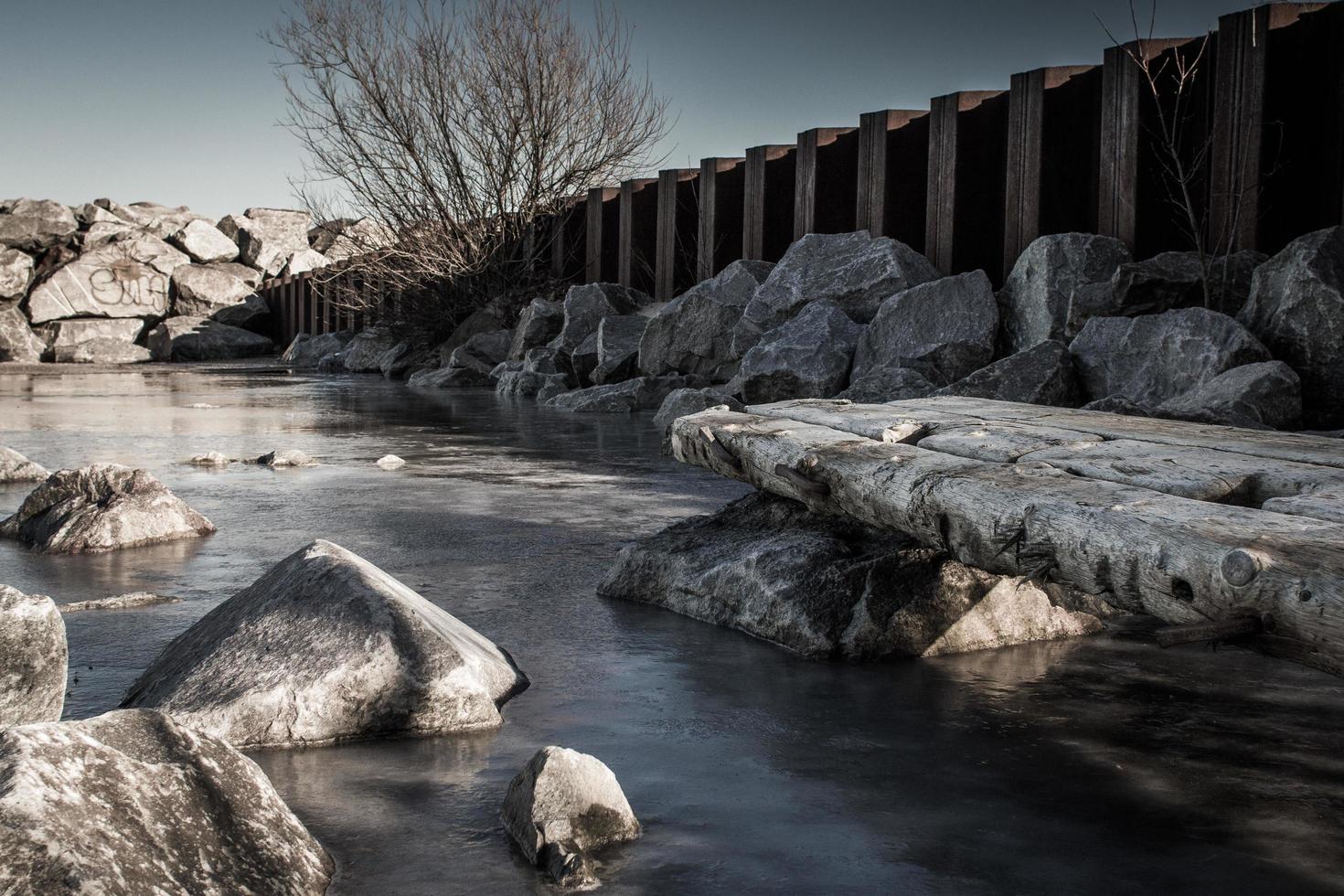 un angolo ghiacciato in riva al lago foto