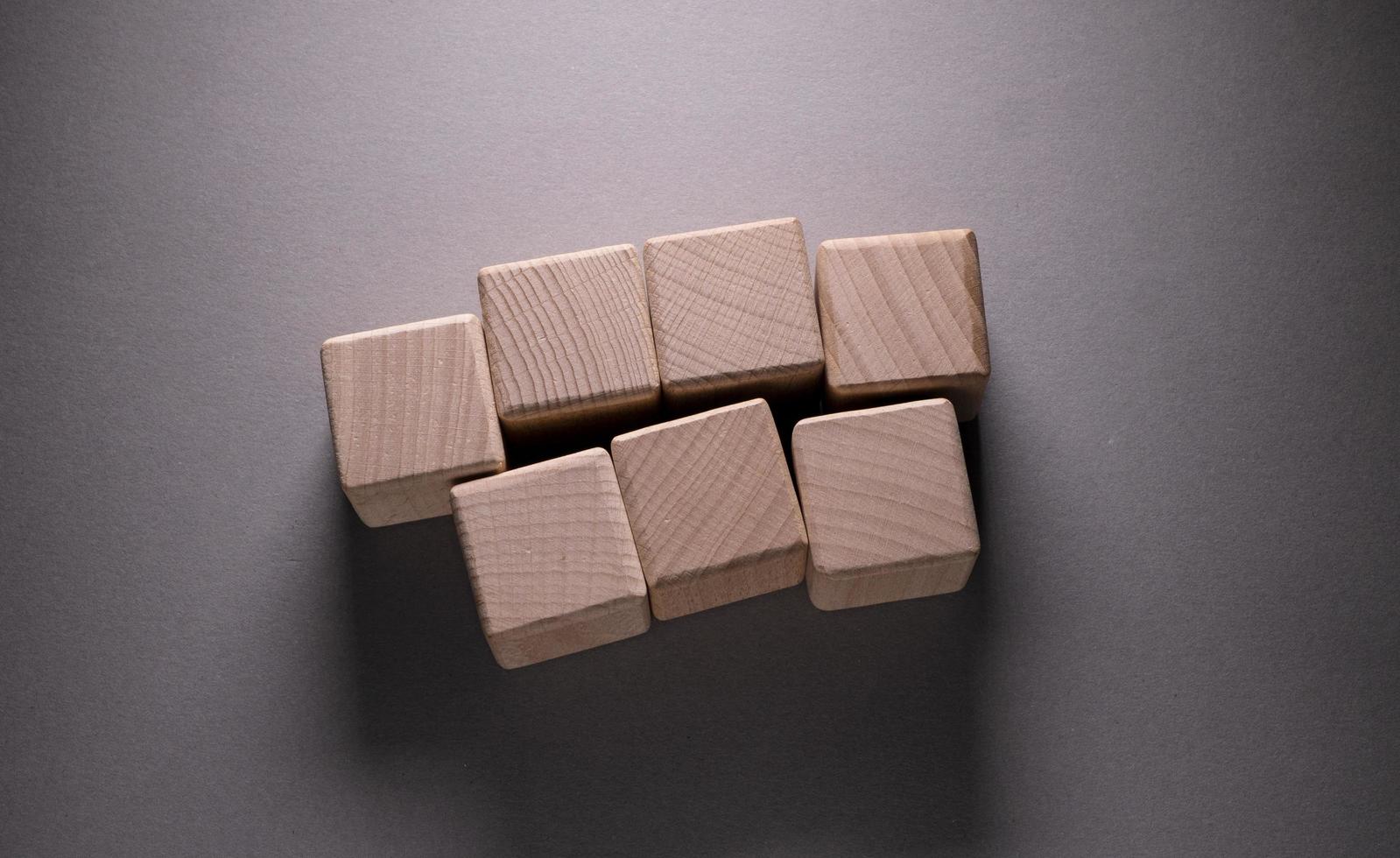 cubi di forme geometriche in legno foto