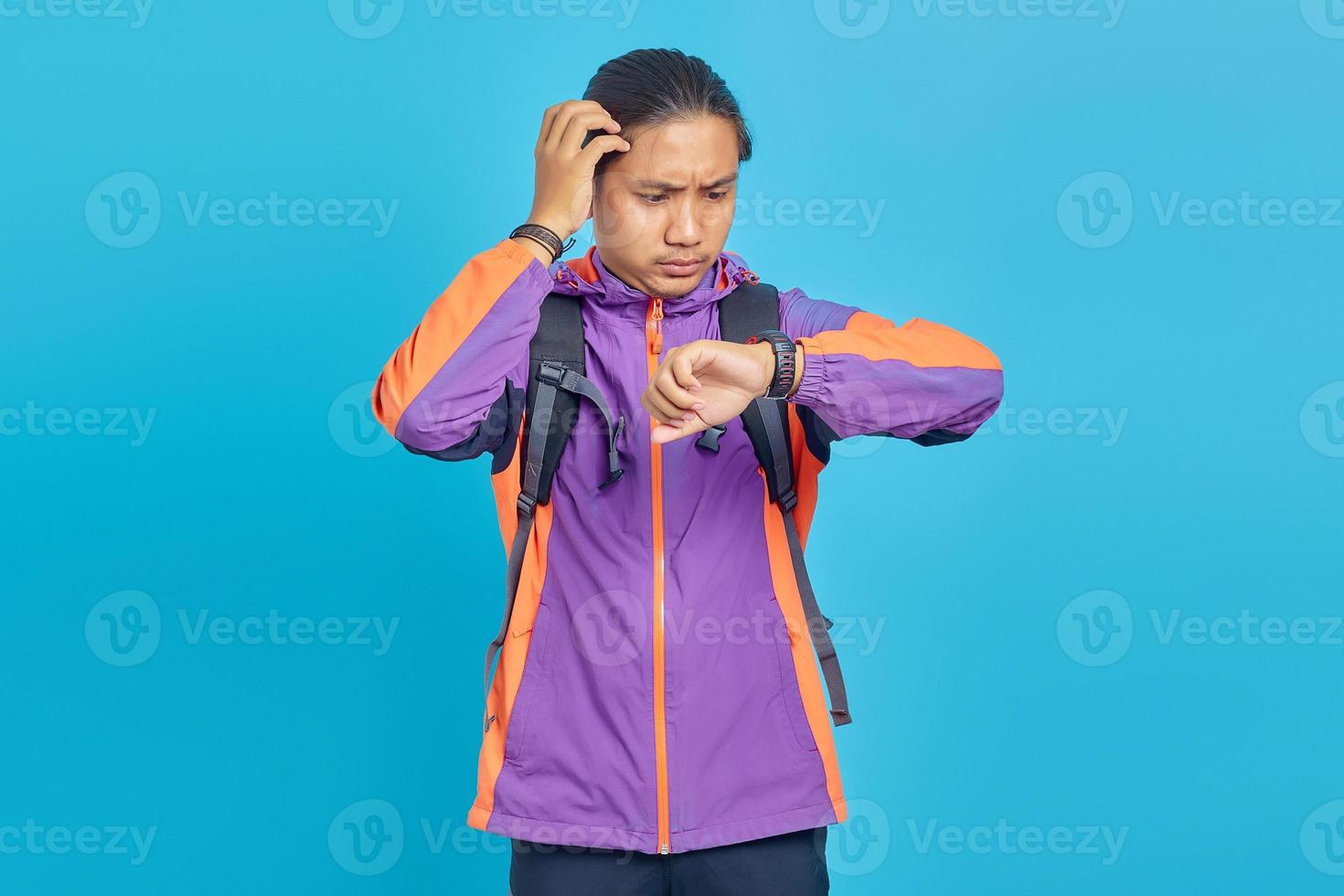 ritratto di giovani asiatici preoccupati per la pressione della scadenza della partenza su sfondo blu foto