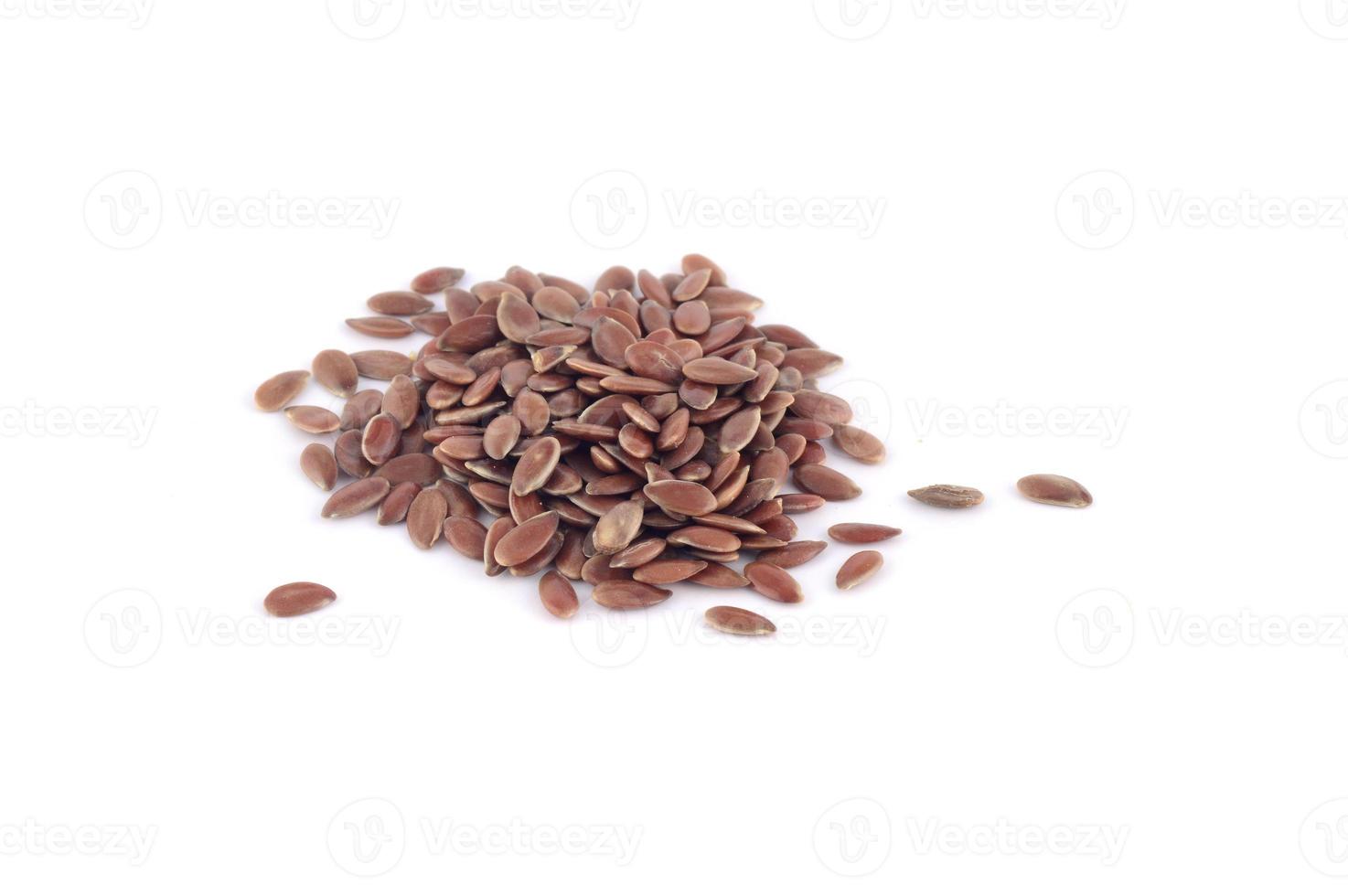 Close up di semi di lino isolati su sfondo bianco foto