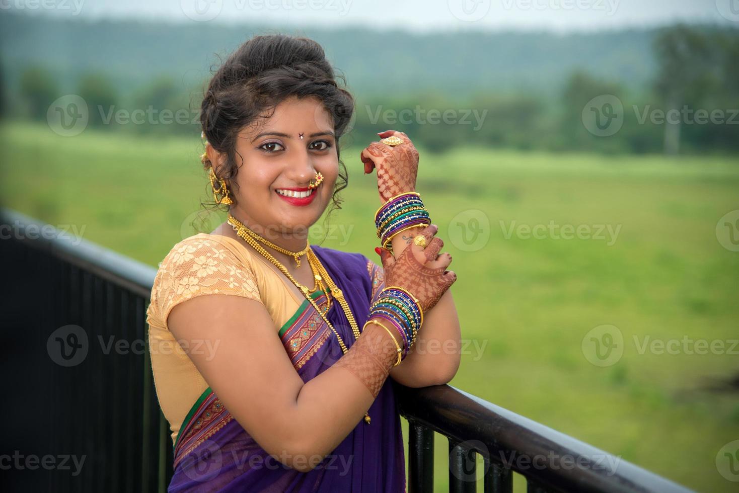 bella ragazza indiana in sari tradizionale in posa all'aperto foto