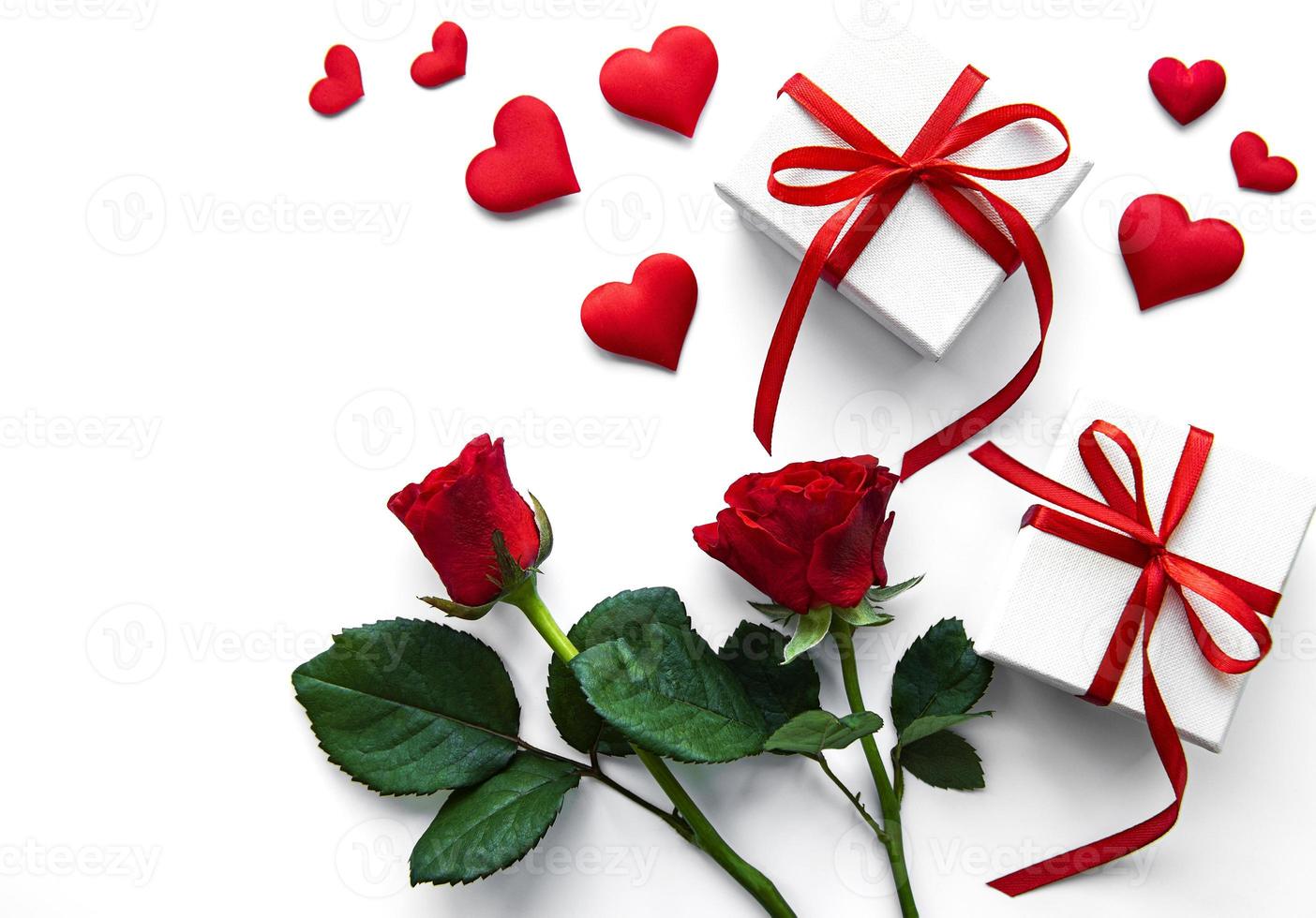 confezione regalo di san valentino e bouquet di rose rosse foto