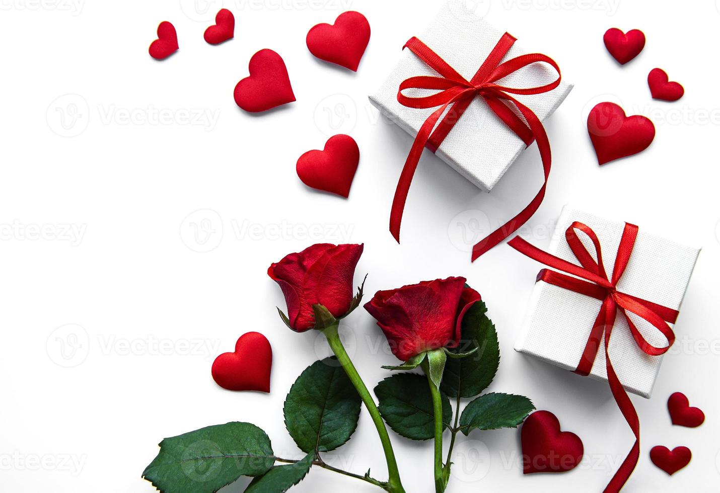 confezione regalo di san valentino e bouquet di rose rosse foto