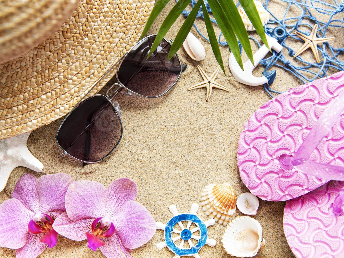 vista dall'alto degli accessori da spiaggia sulla sabbia con spazio di copia foto