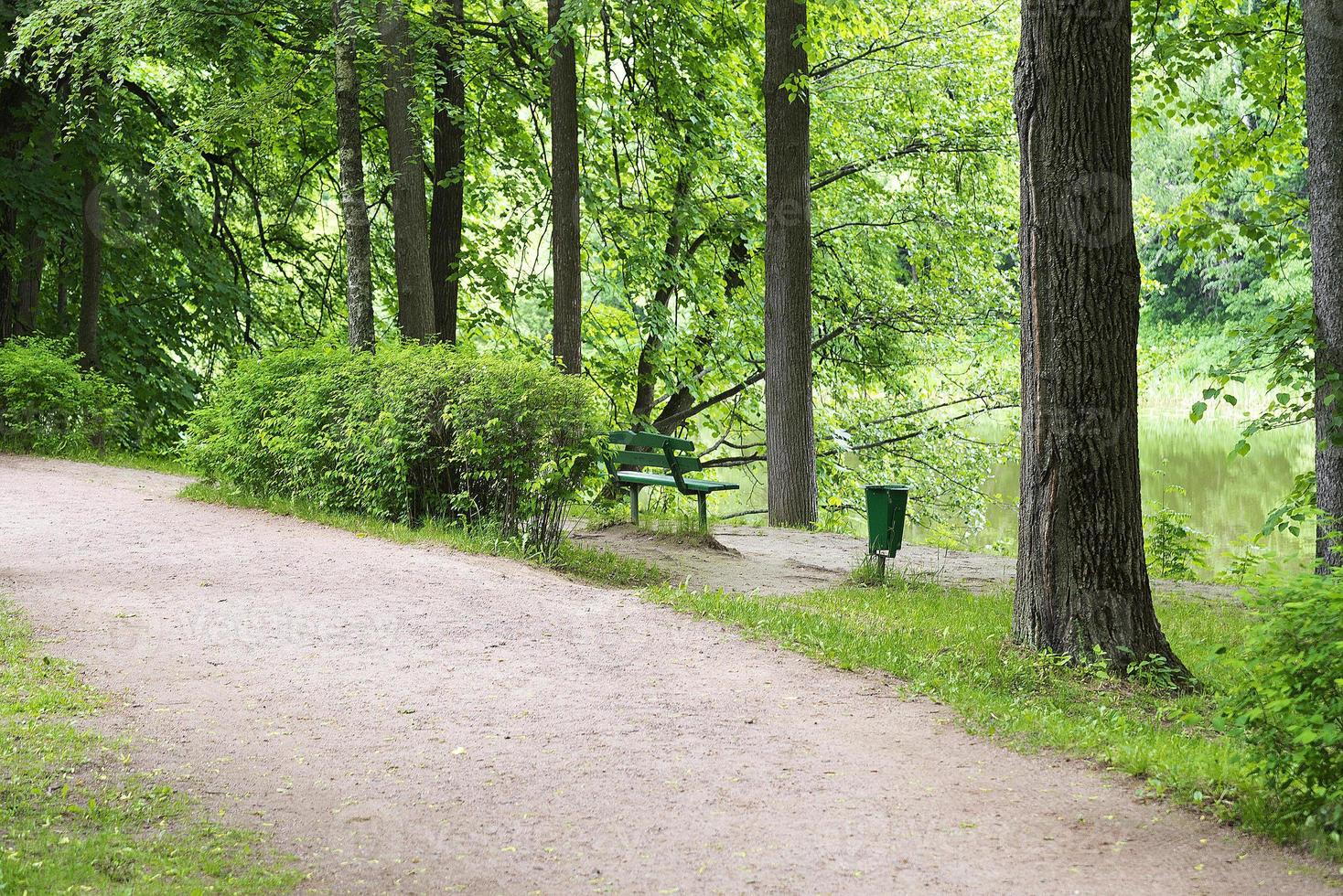 panchina in pista e il fiume. foto