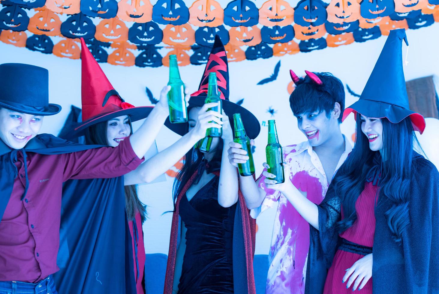 i giovani asiatici in costume partecipano a festeggiare alla festa di halloween foto