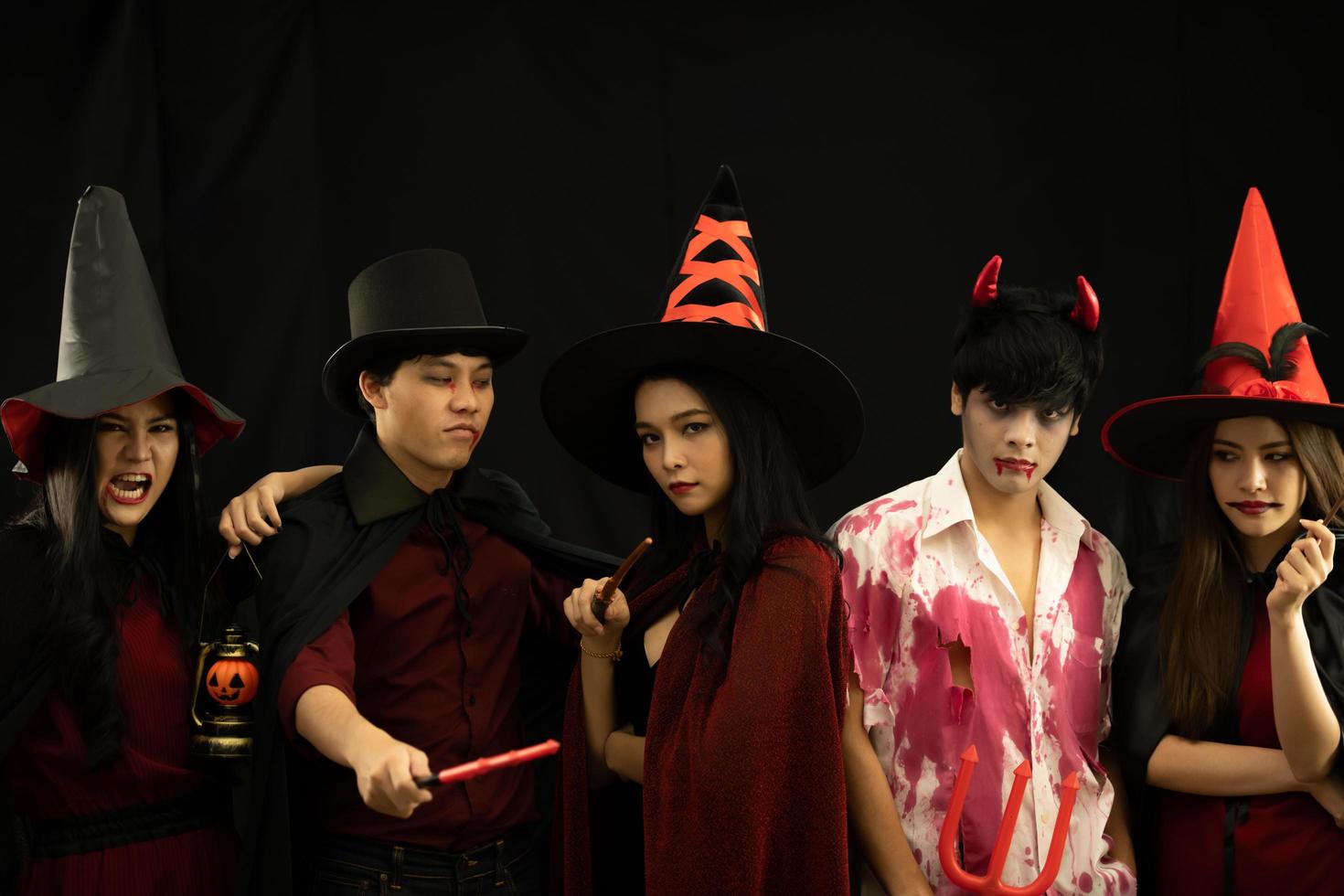 i giovani asiatici partecipano a una festa di halloween foto