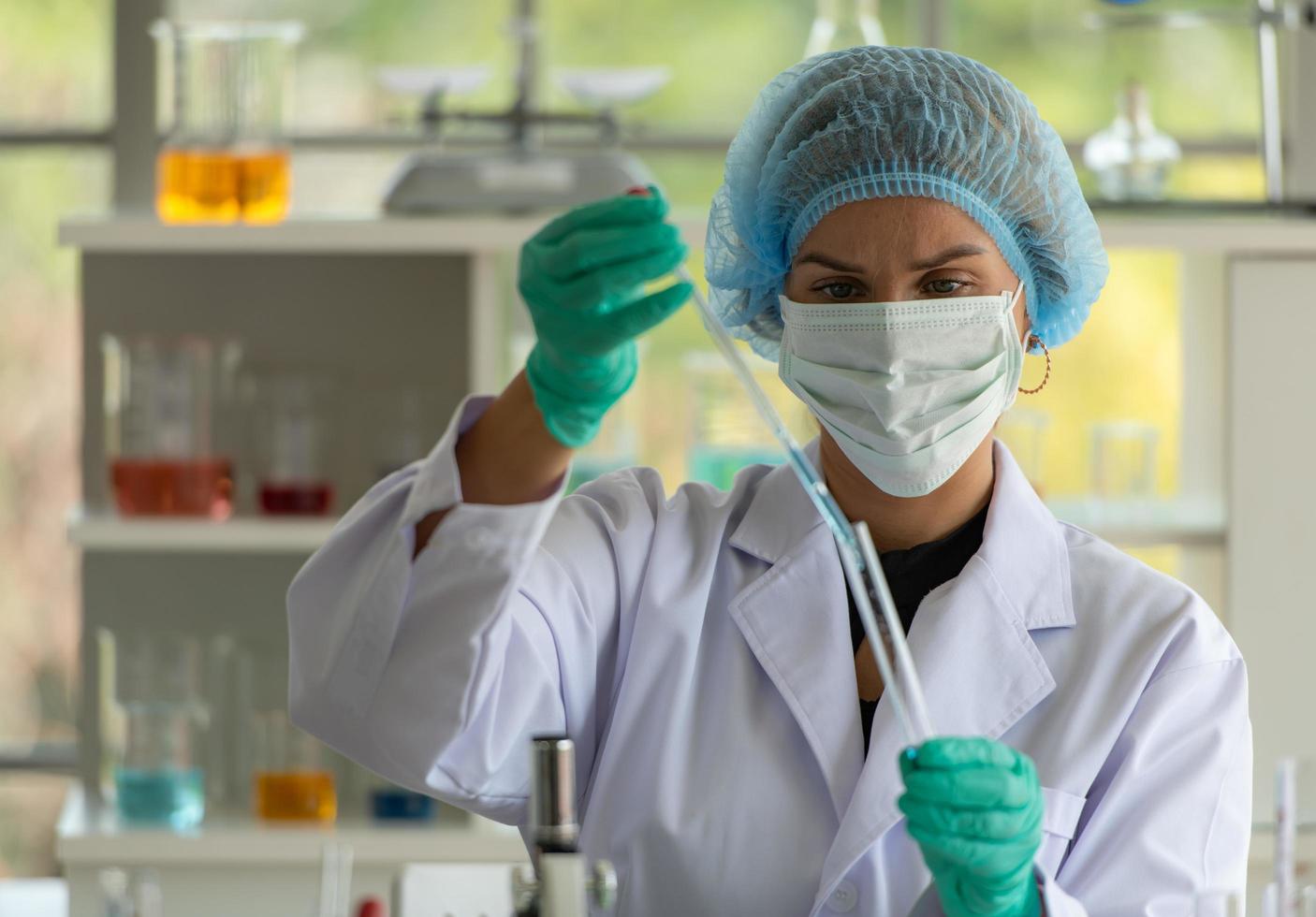 donne nel laboratorio di chimica foto