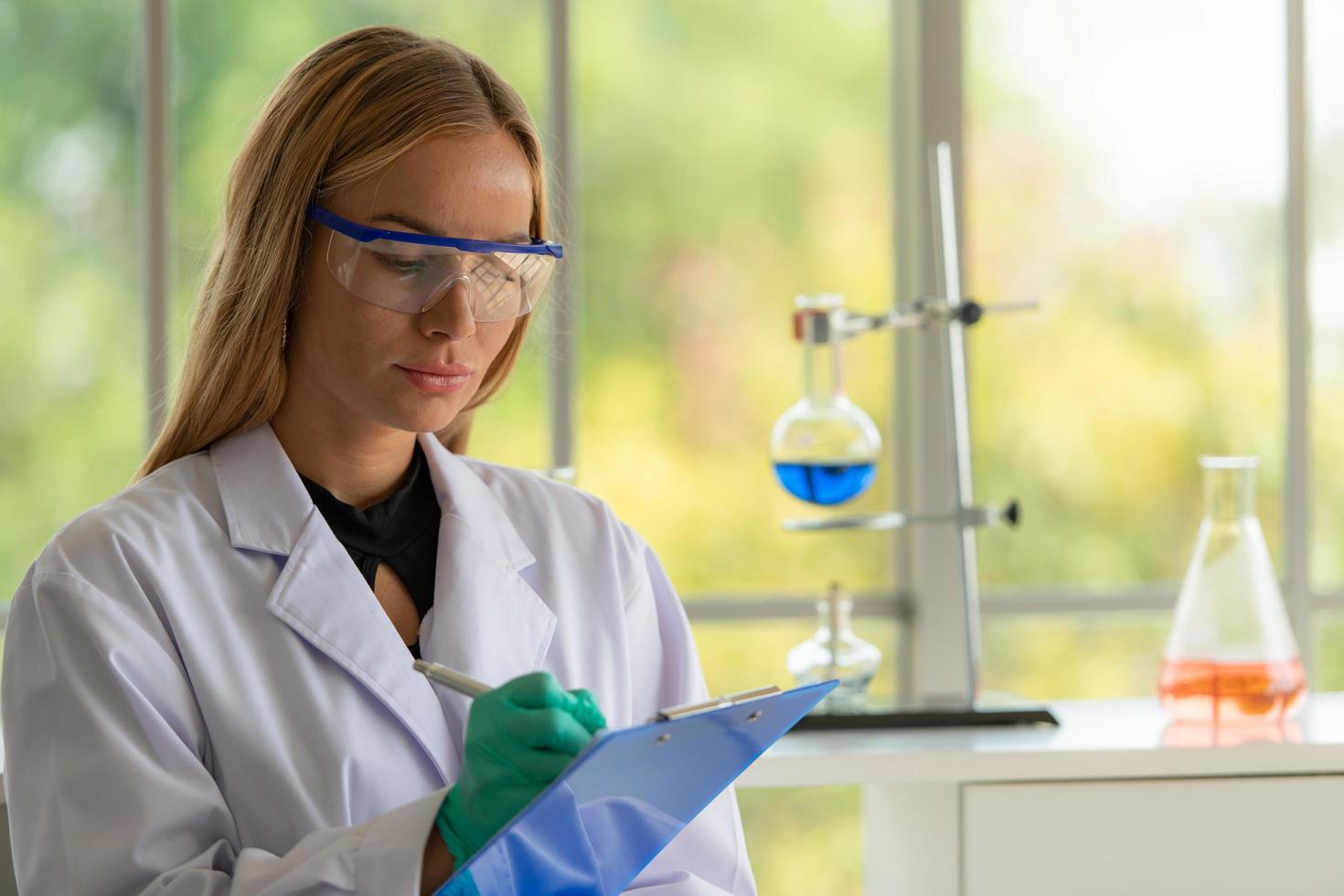 donne nel laboratorio di chimica foto