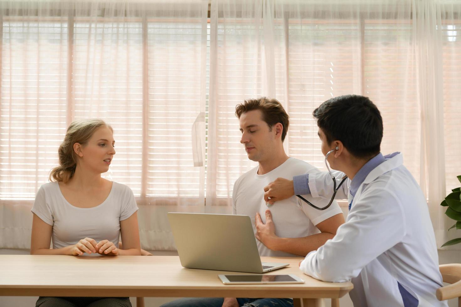 la coppia d'amore che ha problemi di infertilità ha bisogno di un consulente con il medico. foto