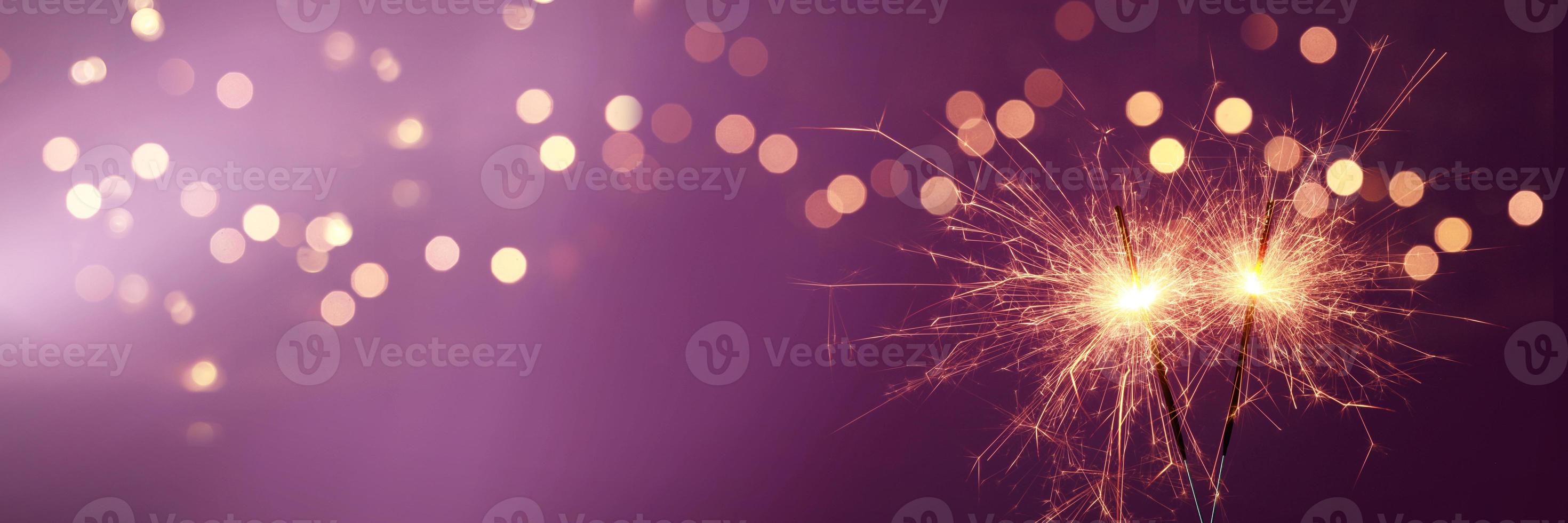 felice anno nuovo sfondo con stelle filanti incandescente. 5001576 Stock  Photo su Vecteezy